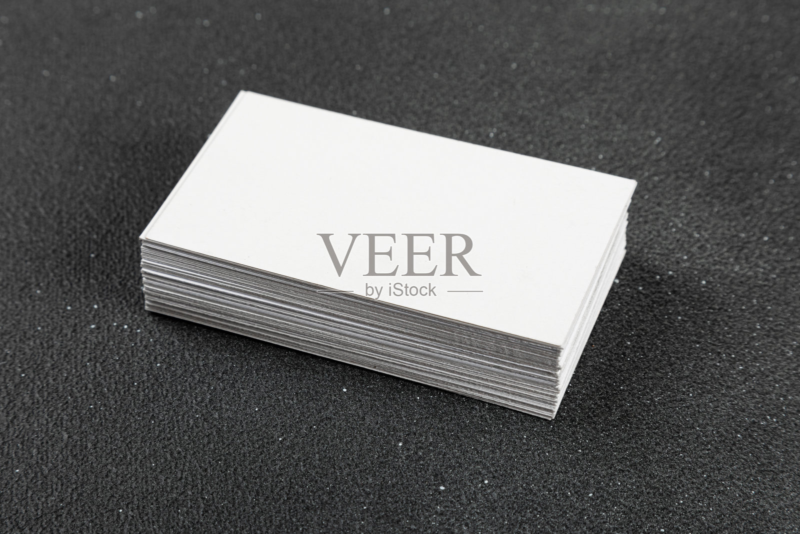 名片空白。黑色背景上的模型。文本的复制空间。照片摄影图片