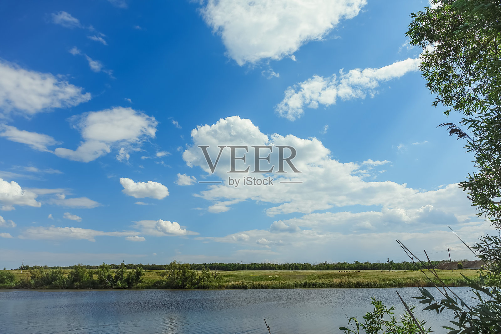 云朵在河上的天空照片摄影图片