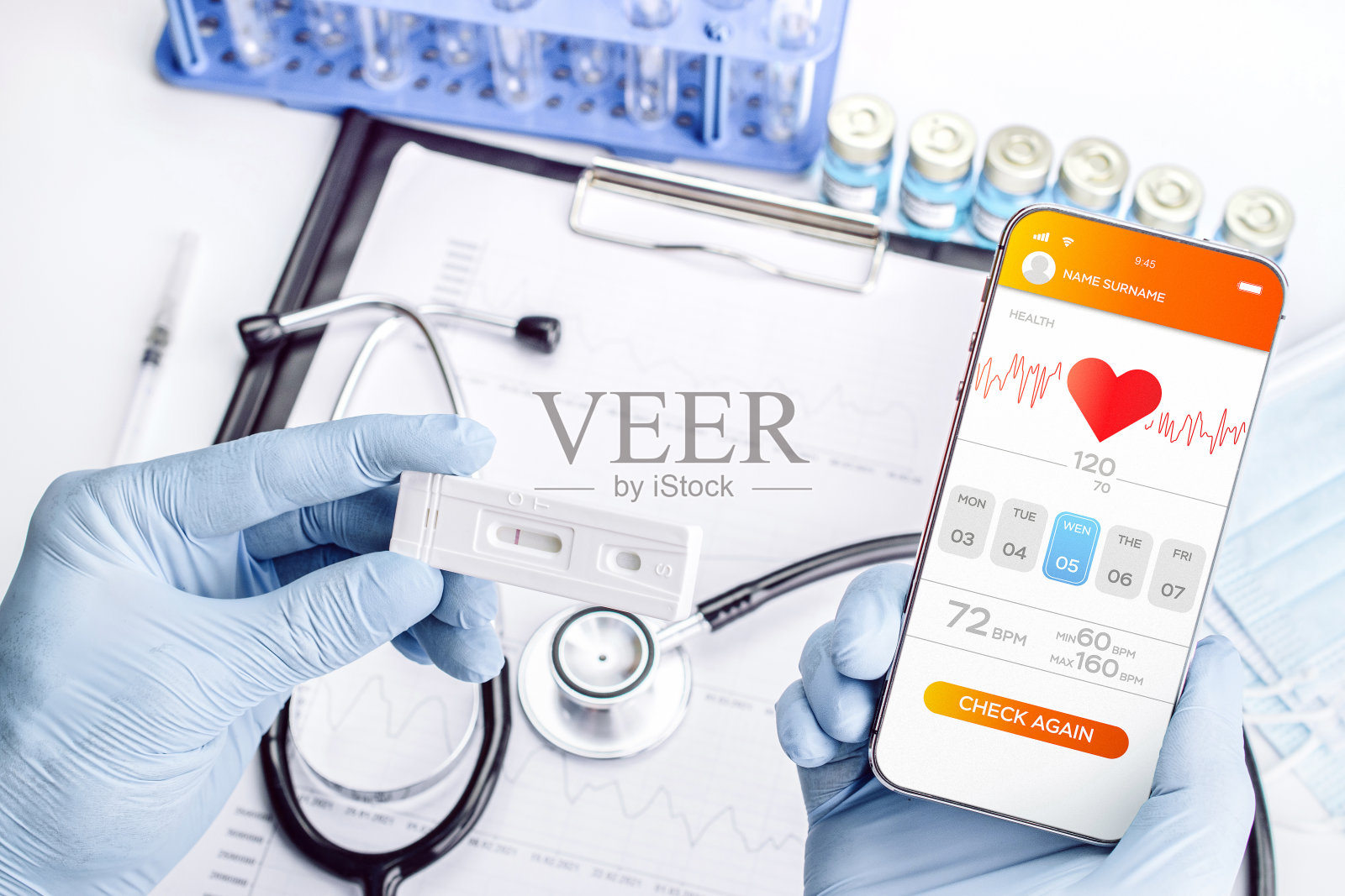 医生在线医疗应用。医生手持数字智能手机。手机屏幕上的医疗保健应用程序。移动医疗，在线医生。照片摄影图片