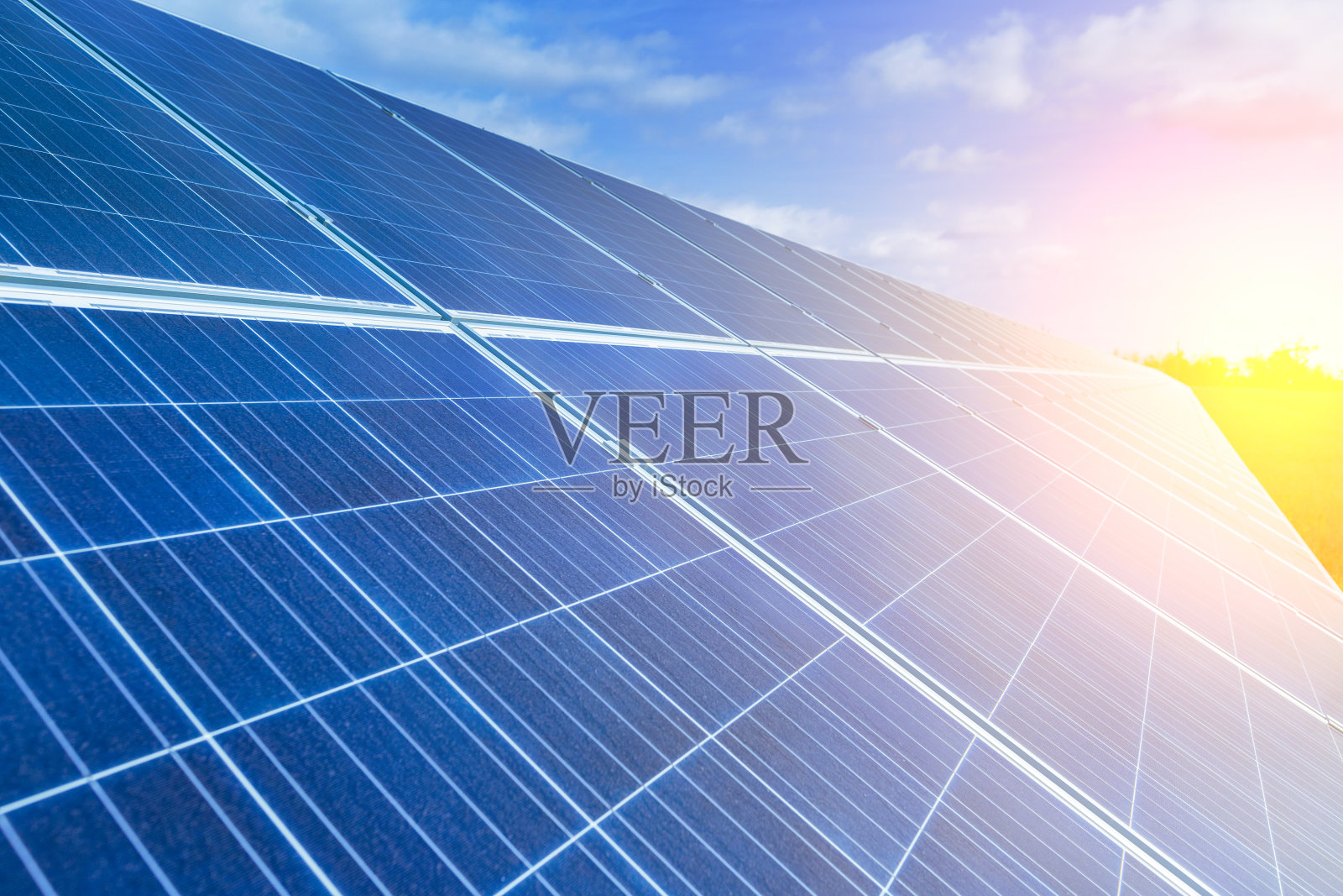 太阳能是一种很好的替代能源。太阳能光伏板，可替代的环保能源。在背光下有太阳光。照片摄影图片