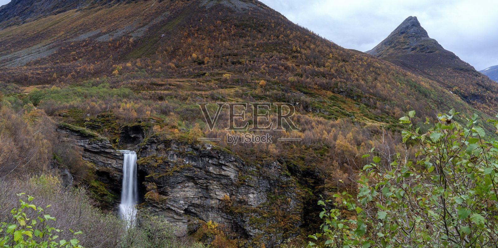 Storseterfossen(官方名称Storsæterfossen)是位于挪威More og Romsdal的Geiranger的一个华丽的瀑布。“t照片摄影图片