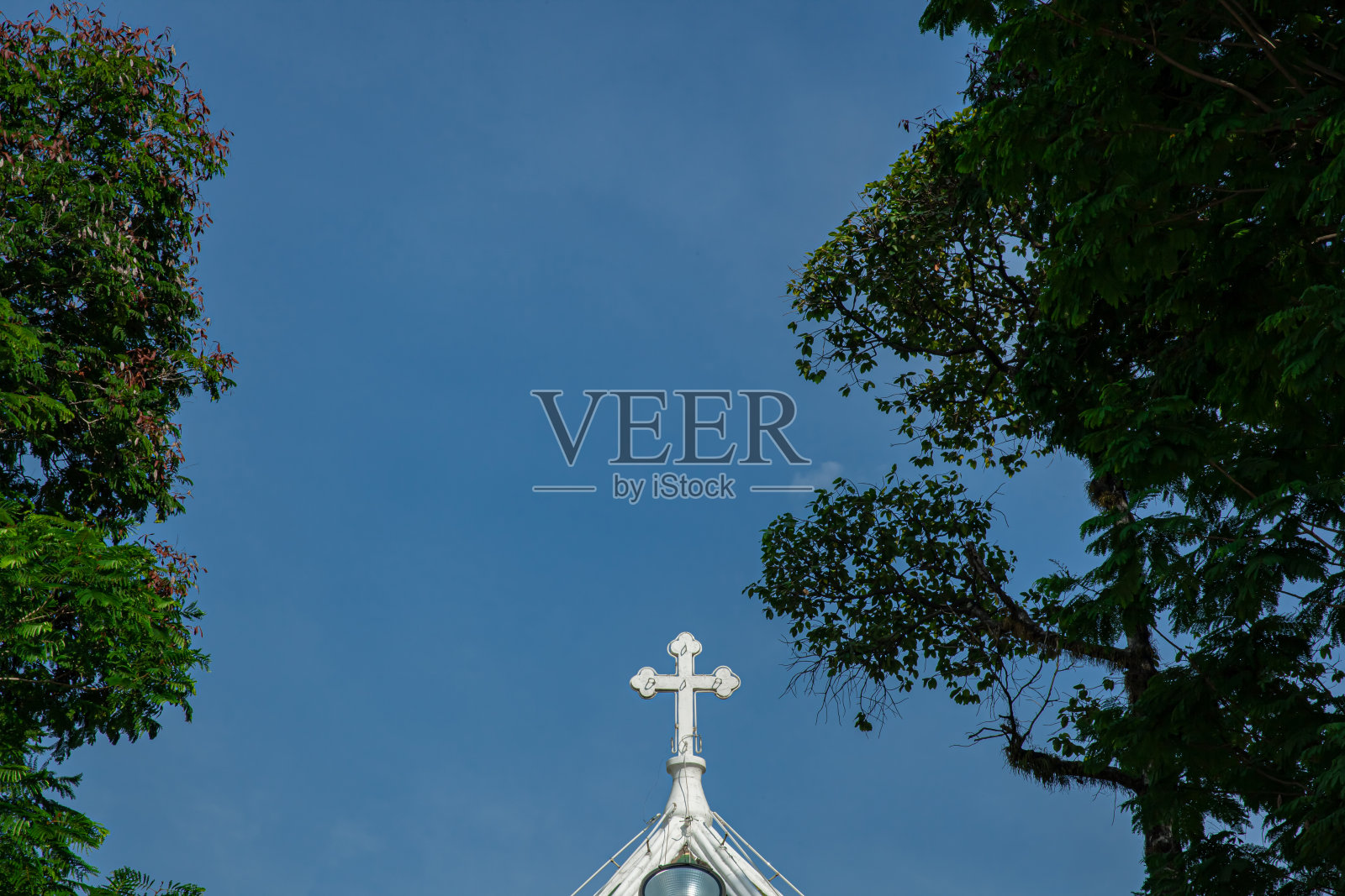 十字架十字架孤立在蓝天背景上照片摄影图片