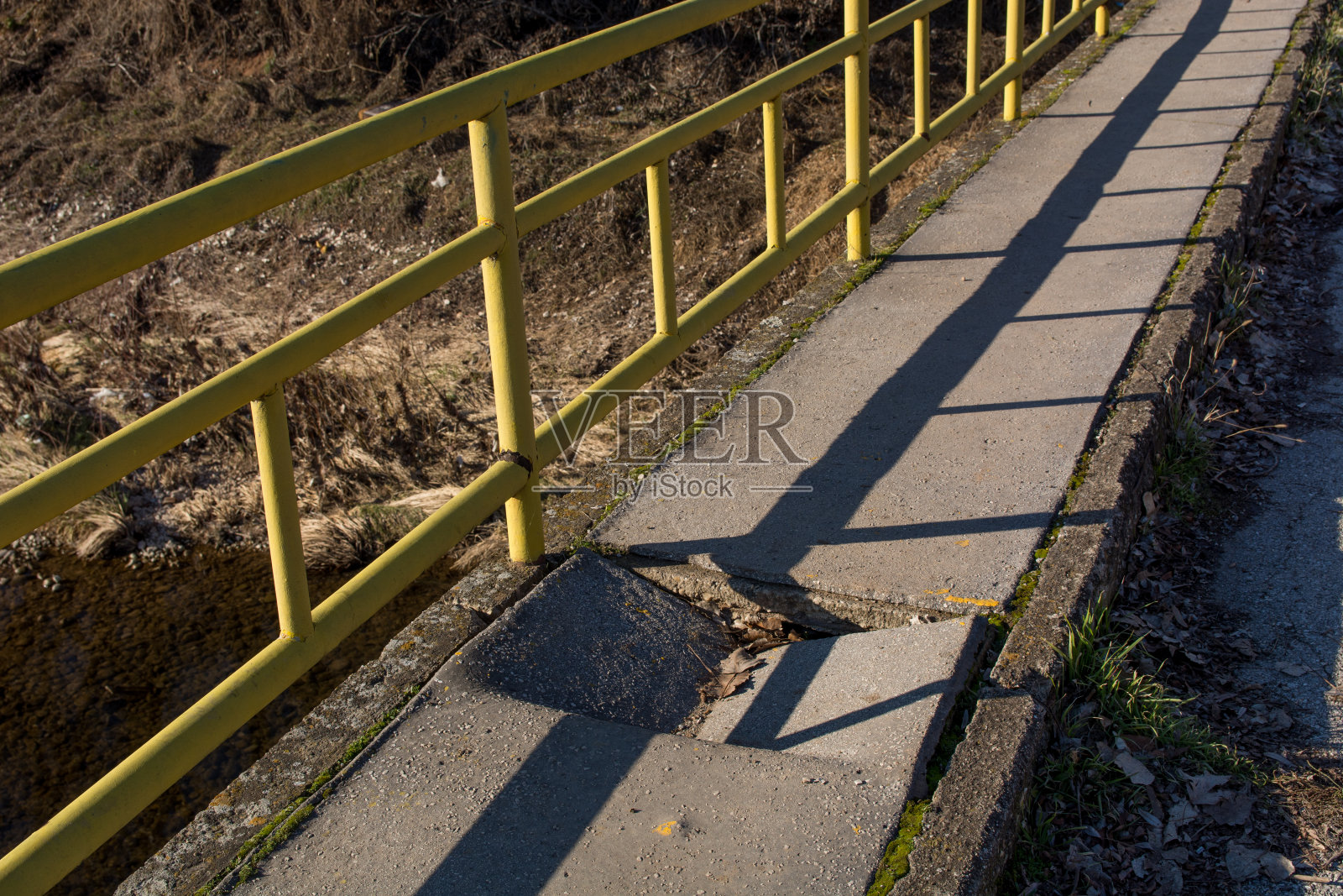 桥上破损的沥青上有洞照片摄影图片