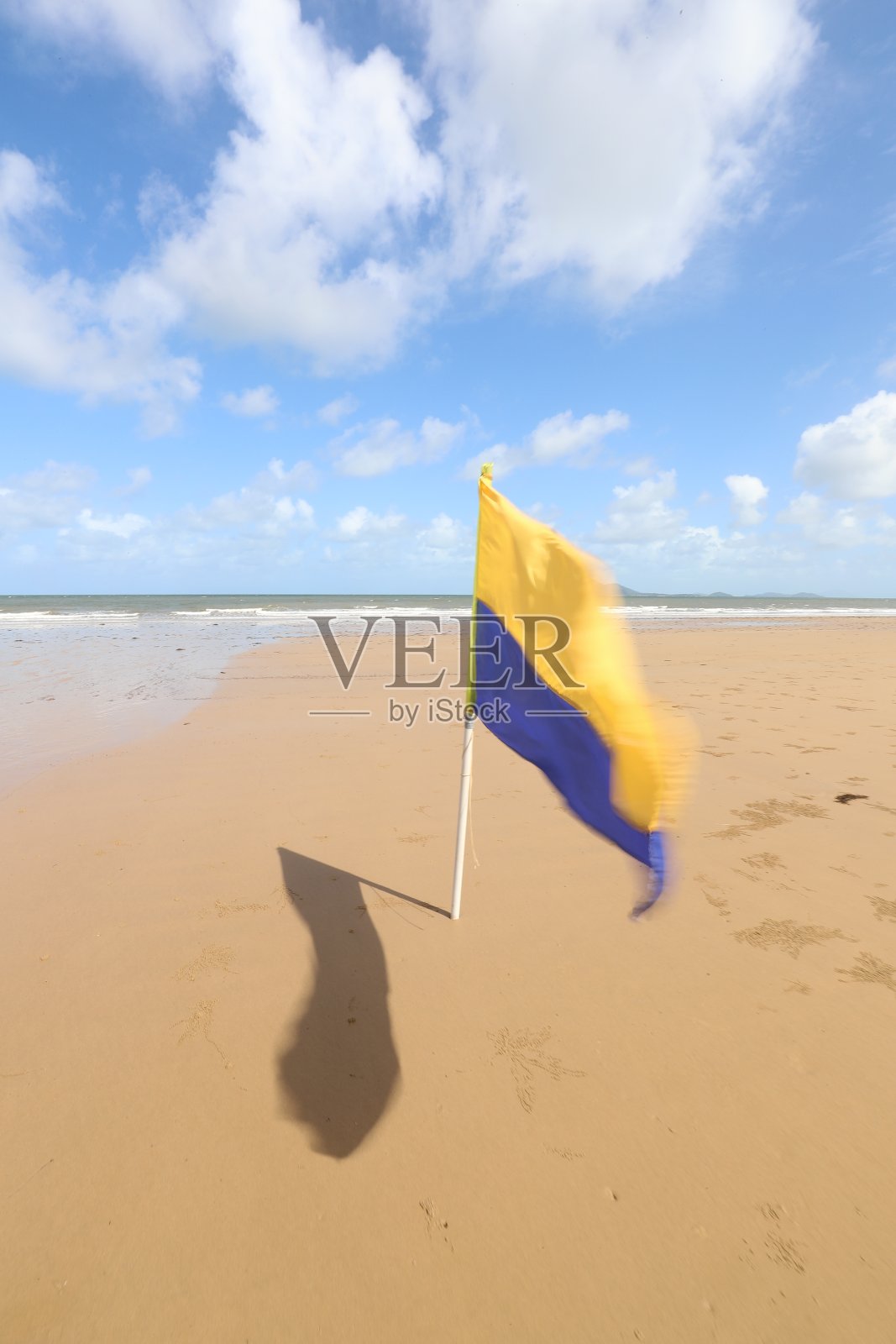 海滩上的旗帜照片摄影图片