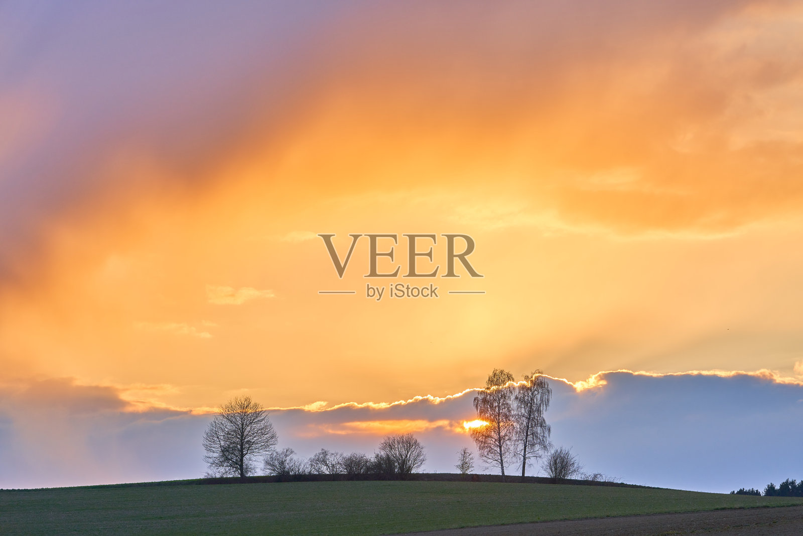 寂静，日落，前景有一座小山丘和树木，美丽的色彩，典型的背景图像，来自德国上巴伐利亚州的奥伯莱克，埃尔巴赫，阿尔托廷照片摄影图片