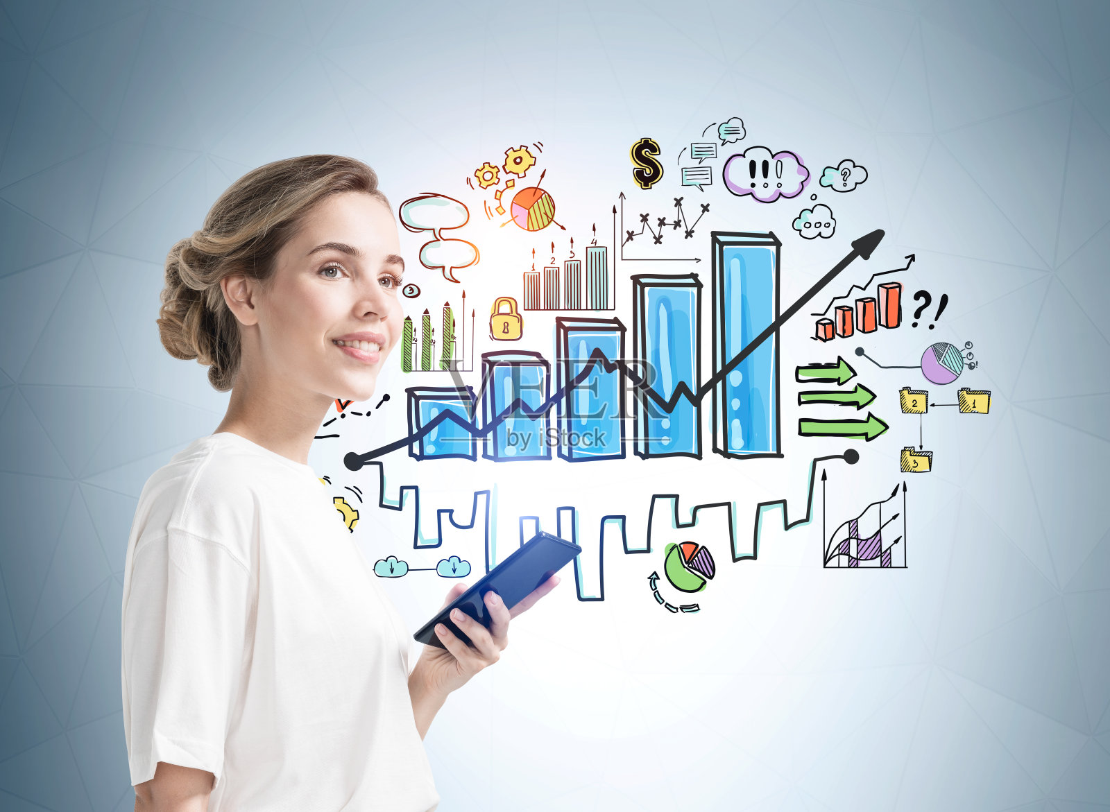 迷人的微笑商务女性，穿着正式的服装，拿着电话，站在浅蓝色的墙壁附近，创造性的彩色条形图草图，象征着业务发展的过程。照片摄影图片