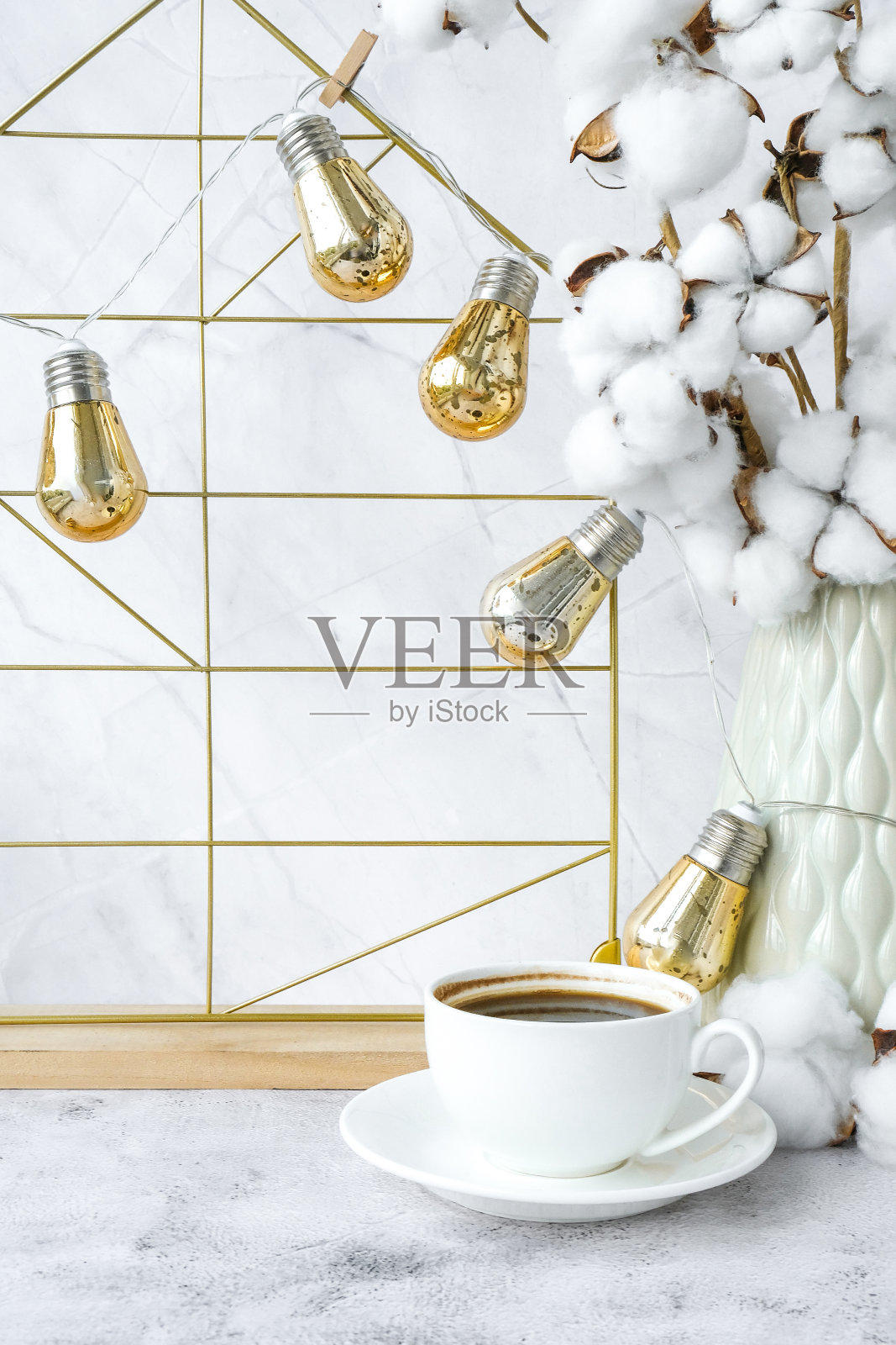 白色家庭办公室室内，博客工作场所。一杯咖啡。情绪。花瓶里的棉花枝，室内装饰。自由工作照片摄影图片