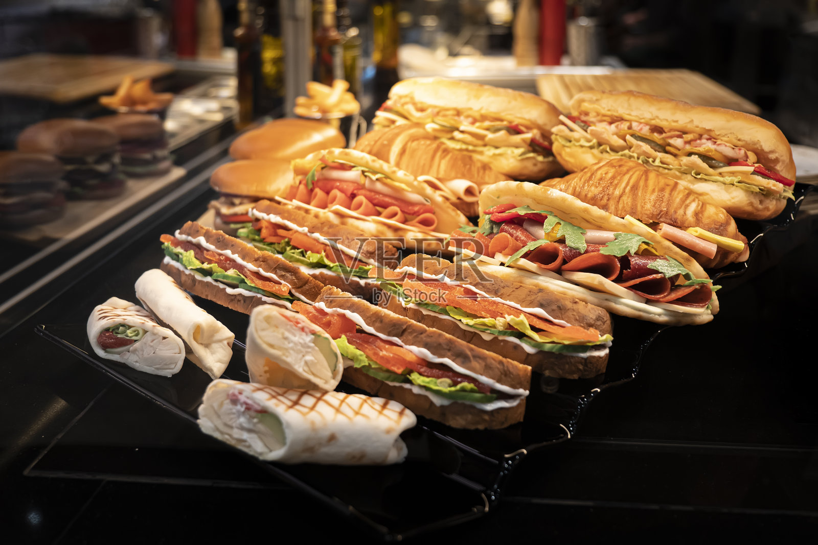 商店的柜台上有很多不同的三明治。照片摄影图片