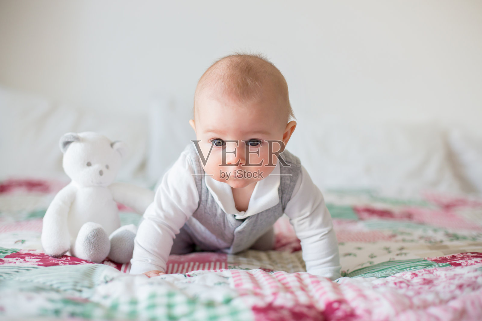 一个可爱的婴儿婴儿男孩的肖像。快乐的童年的概念。照片摄影图片