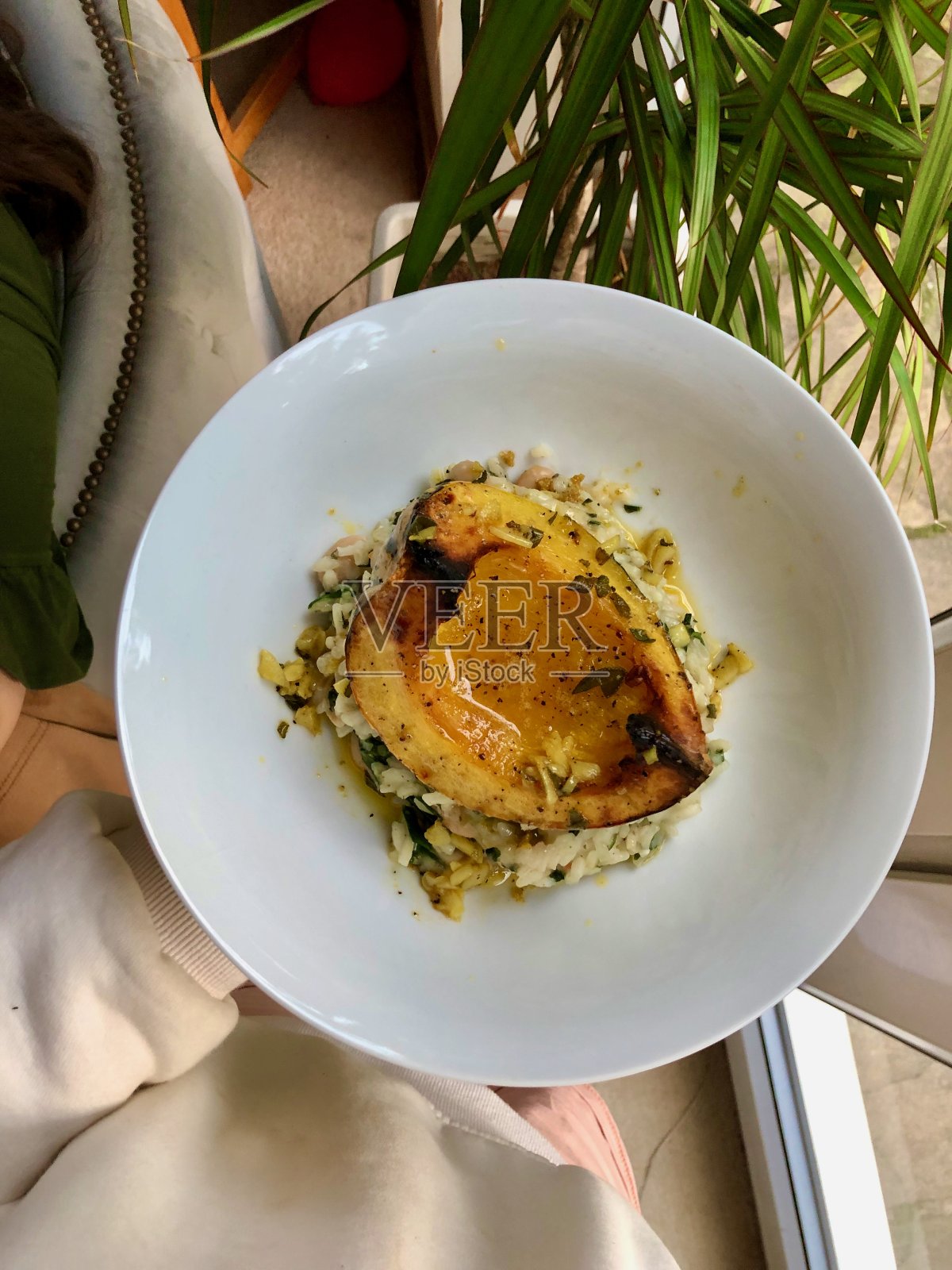 蔬菜烩饭配烤南瓜照片摄影图片