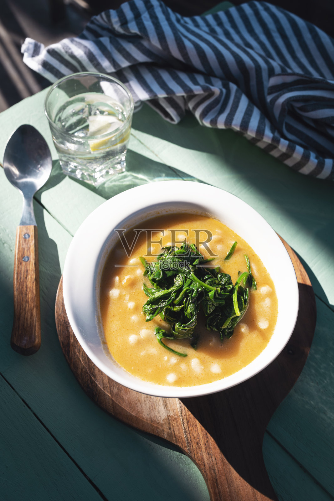 白豆和菠菜。豆类和蔬菜。素食蛋白的健康菜肴。植物性食物。照片摄影图片