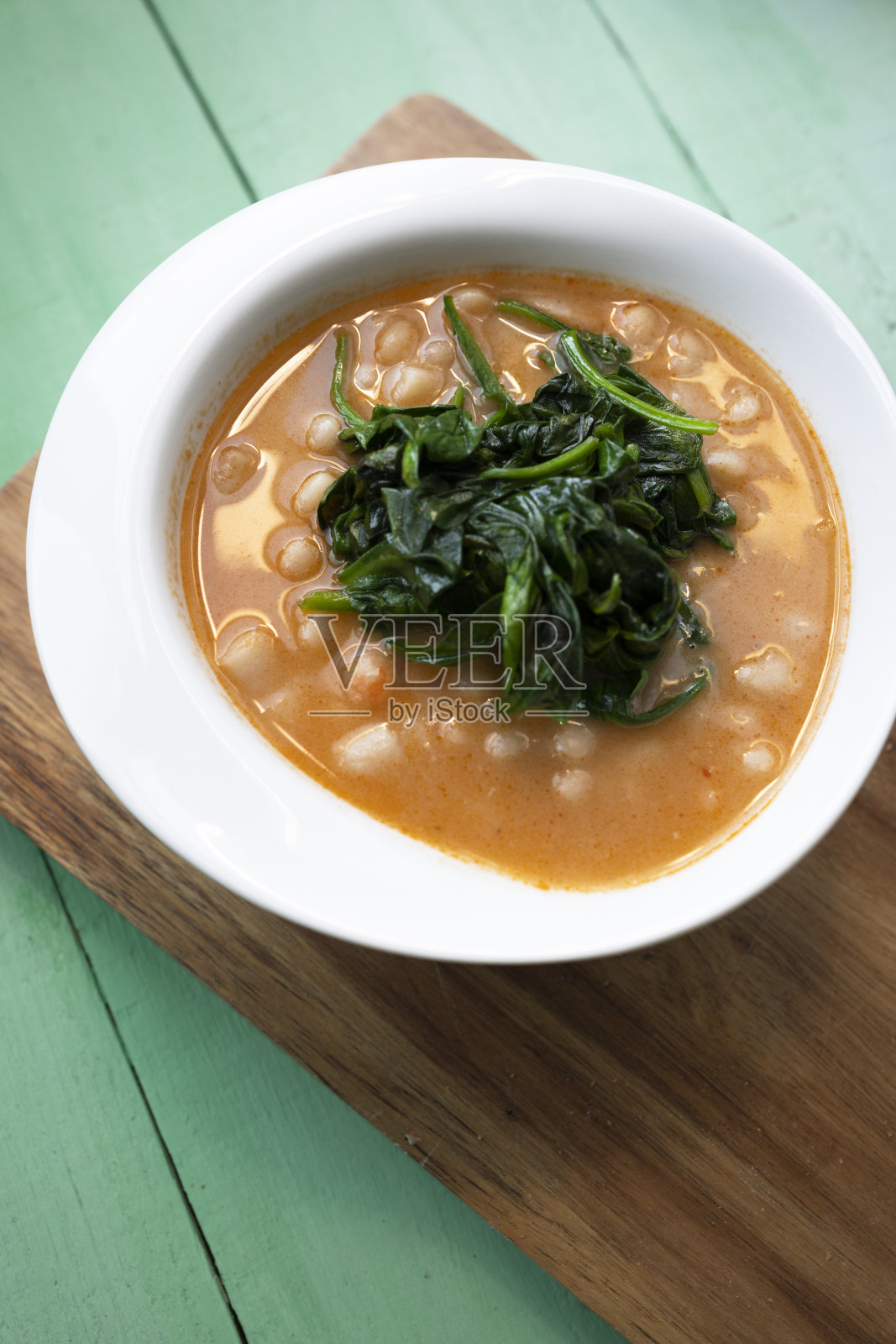 白豆和菠菜。豆类和蔬菜。素食蛋白的健康菜肴。植物性食物。照片摄影图片