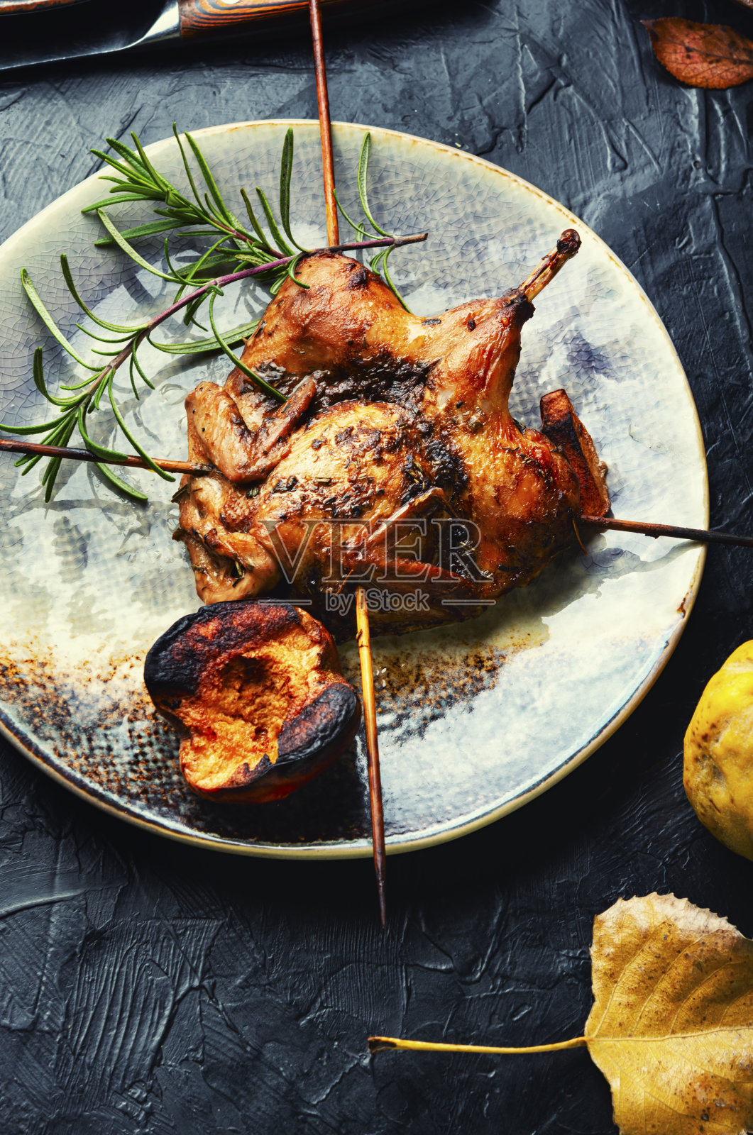 榅桲鹌鹑烧烤照片摄影图片