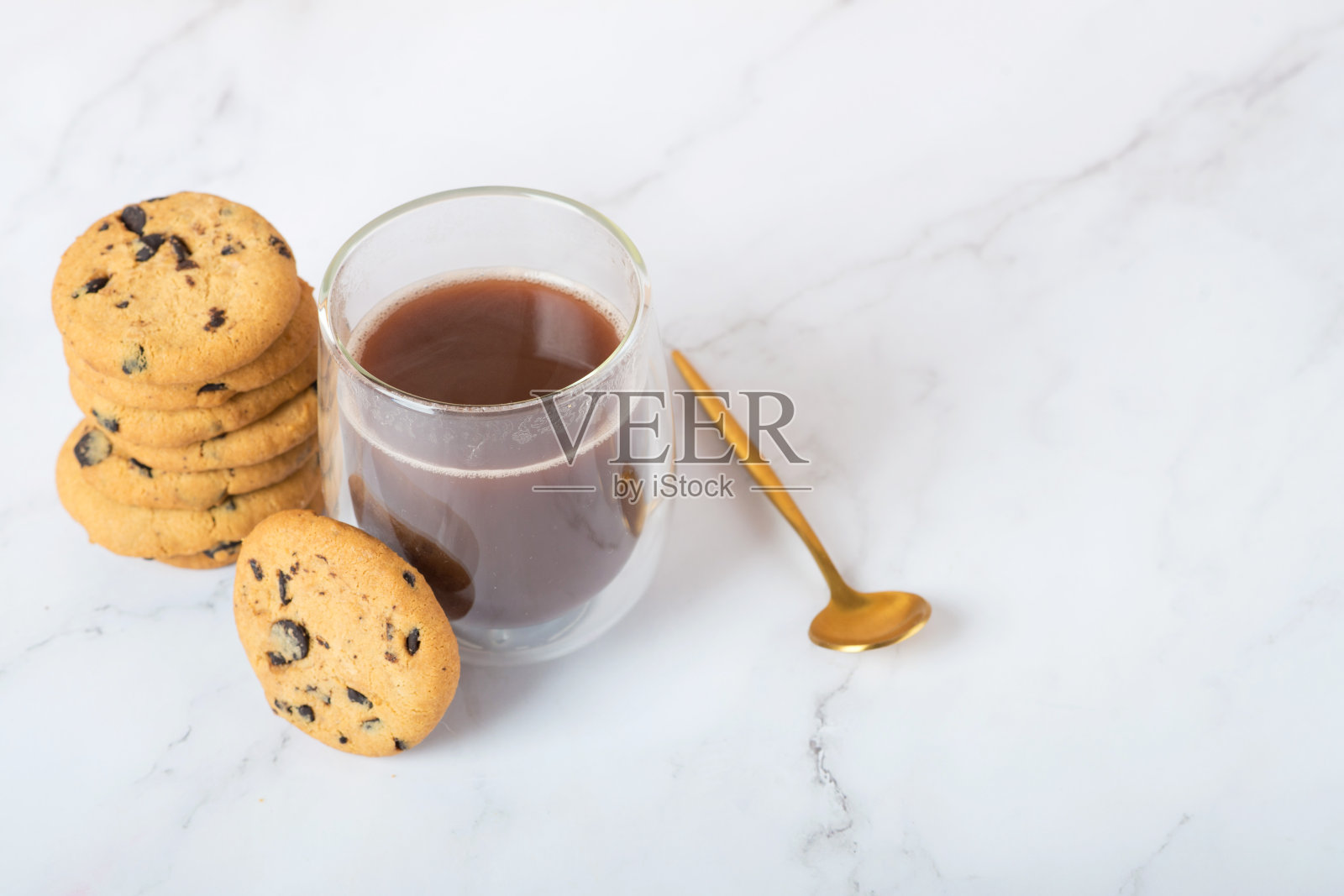 白色的桌子上放着巧克力饼干照片摄影图片