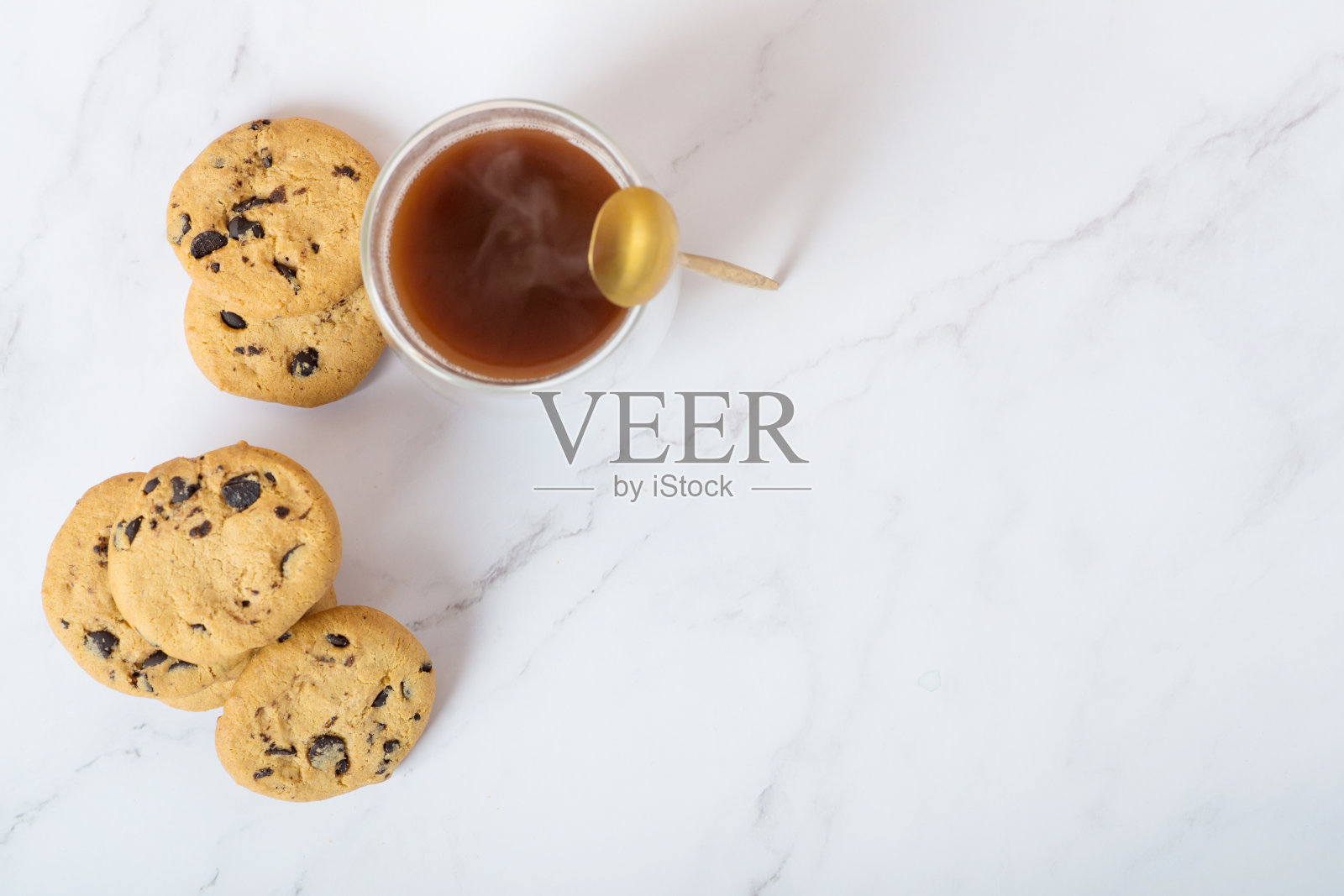 白色的桌子上放着巧克力饼干和咖啡照片摄影图片