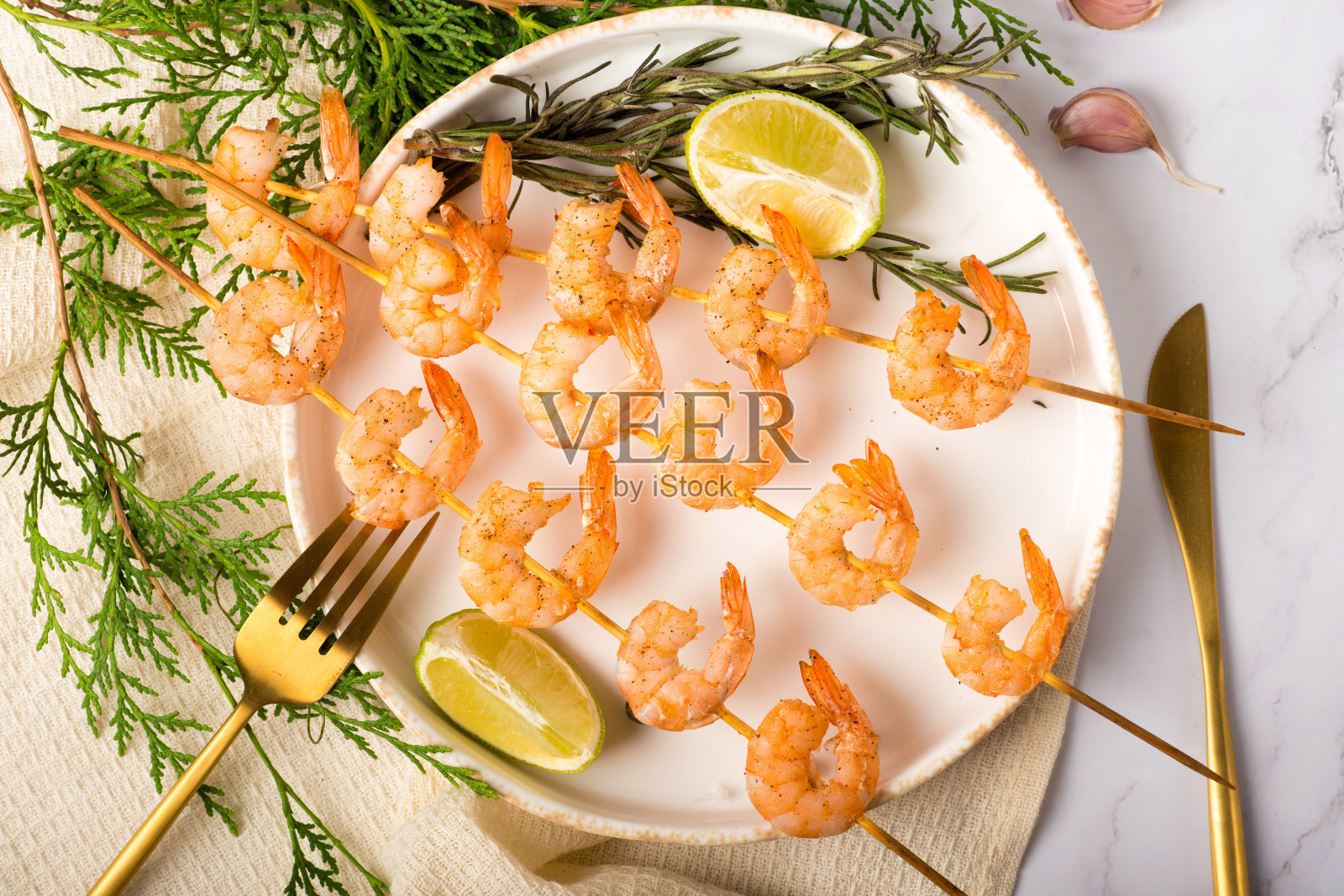 虾串配青柠和大蒜照片摄影图片