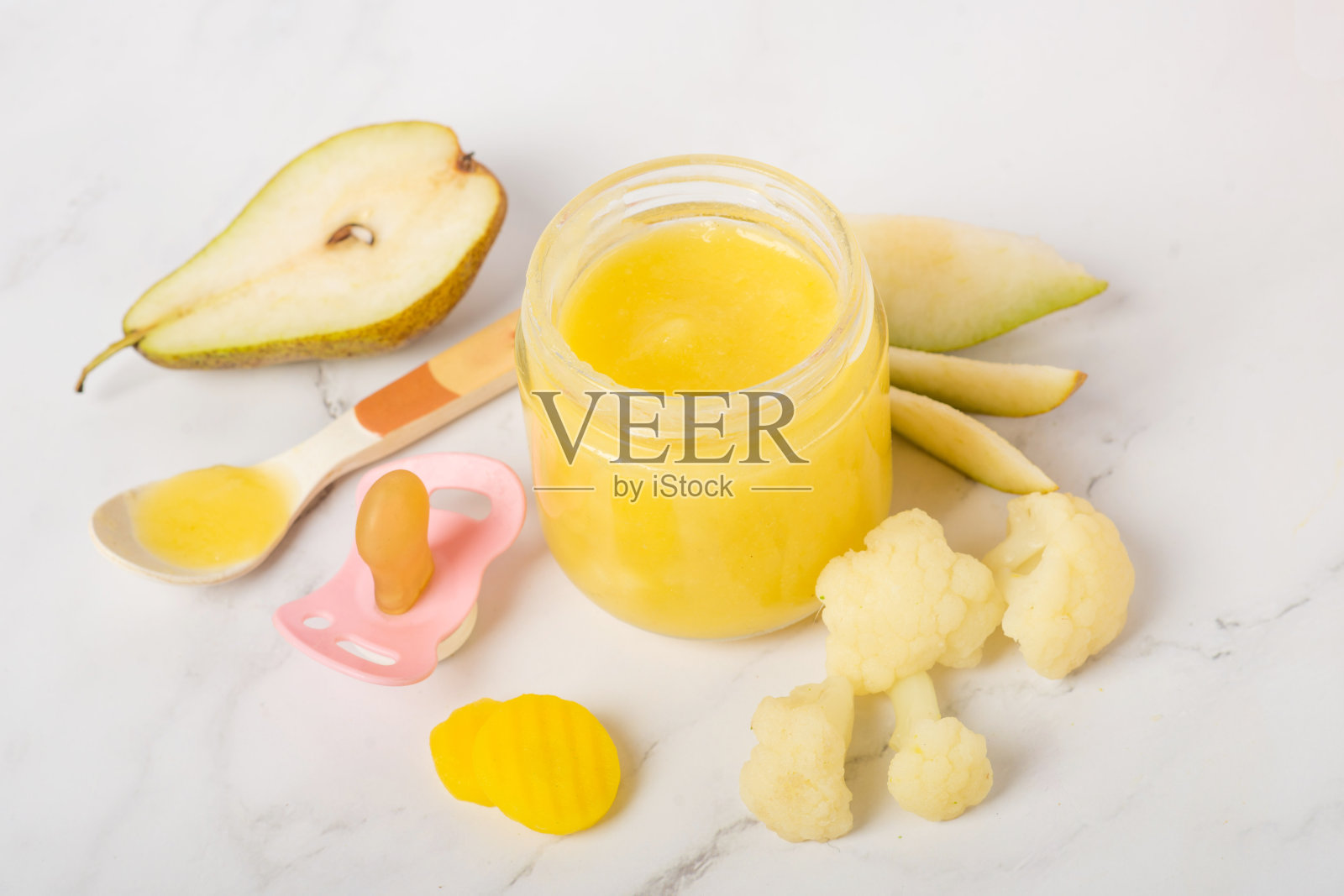 罐子里的婴儿食品，花椰菜梨泥照片摄影图片