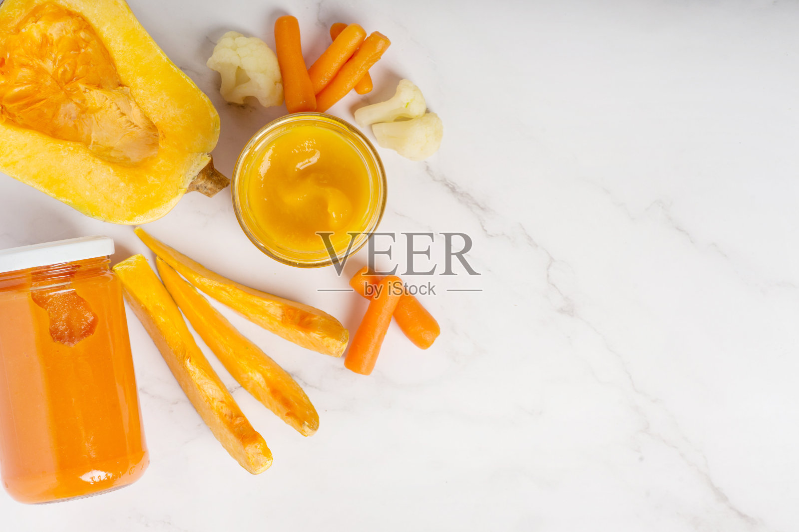 一罐婴儿浓汤，勺子孤立在白色上照片摄影图片