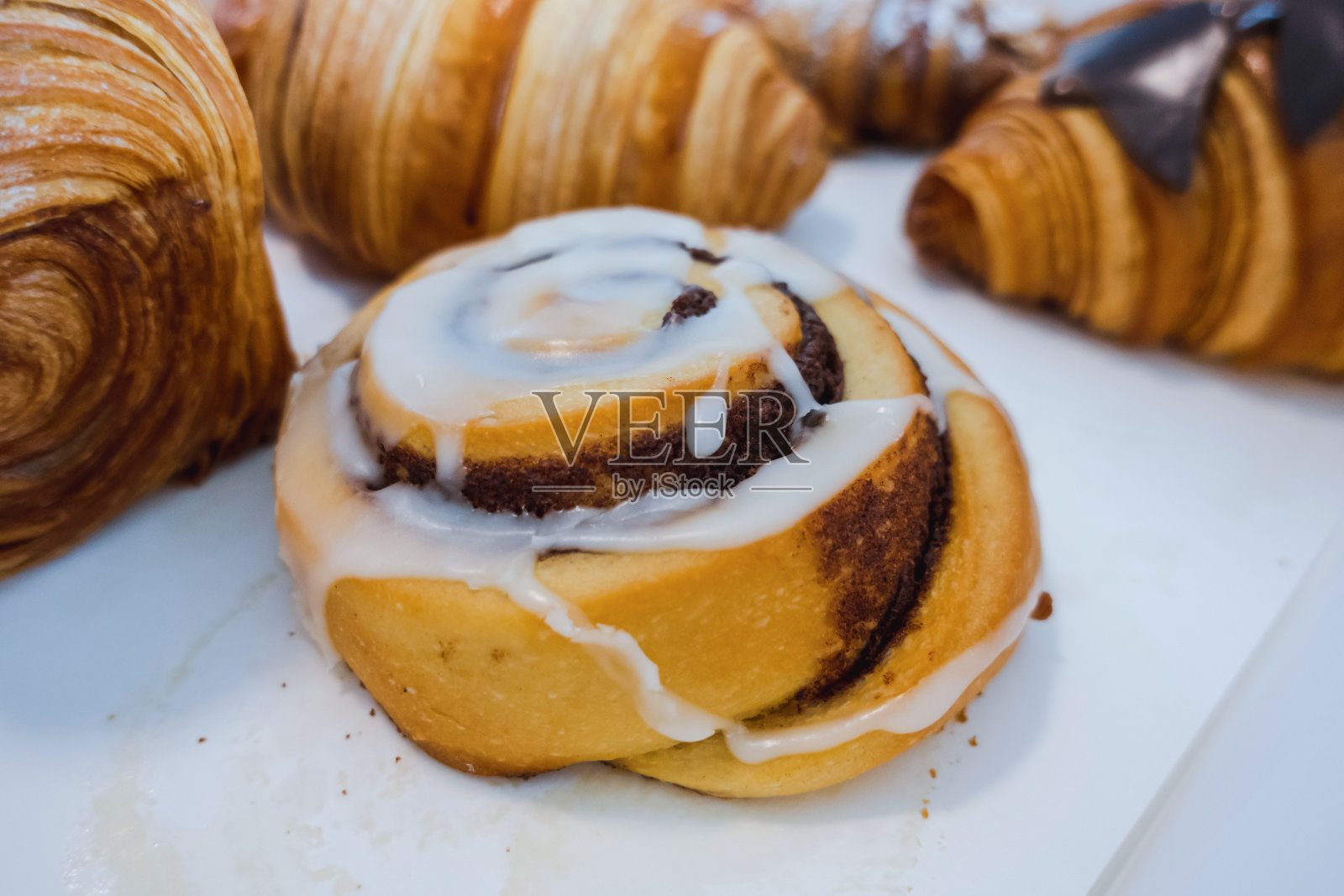 放在纸盒里的牛角面包看起来很开胃照片摄影图片