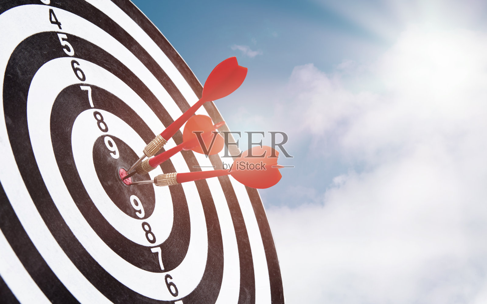 射中靶心的箭照片摄影图片