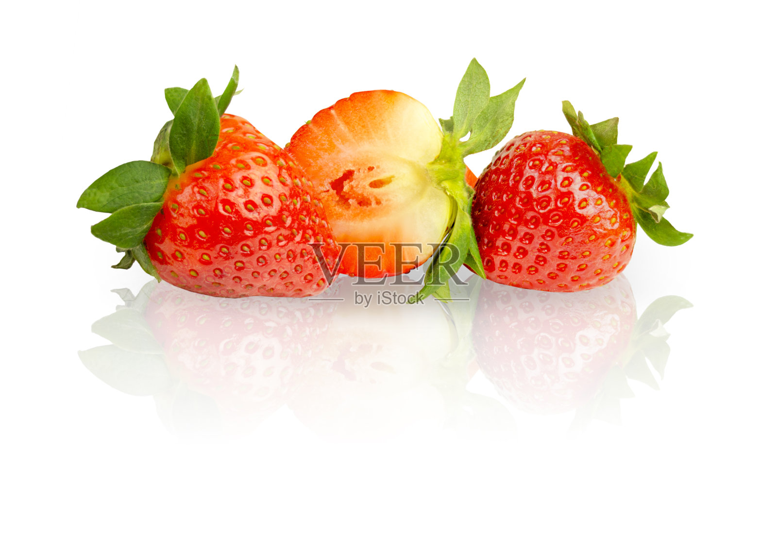 三个成熟的草莓在白色的背景上照片摄影图片