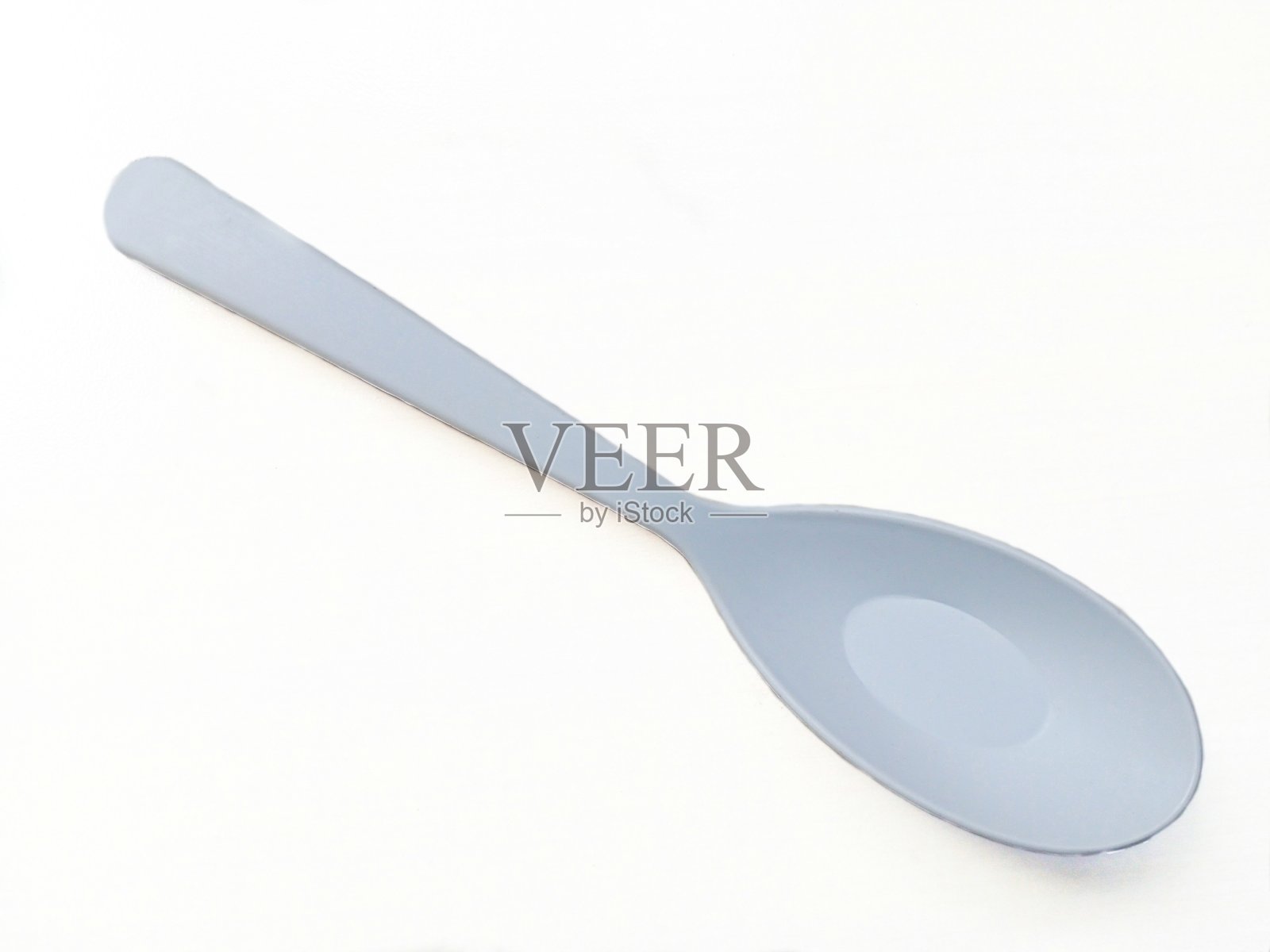 白色背景上的塑料勺子照片摄影图片