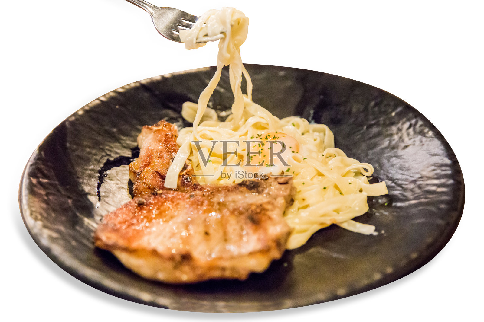 切成薄片的烤辣烤黑肉牛排，鸡蛋和意大利面，白色隔离照片摄影图片