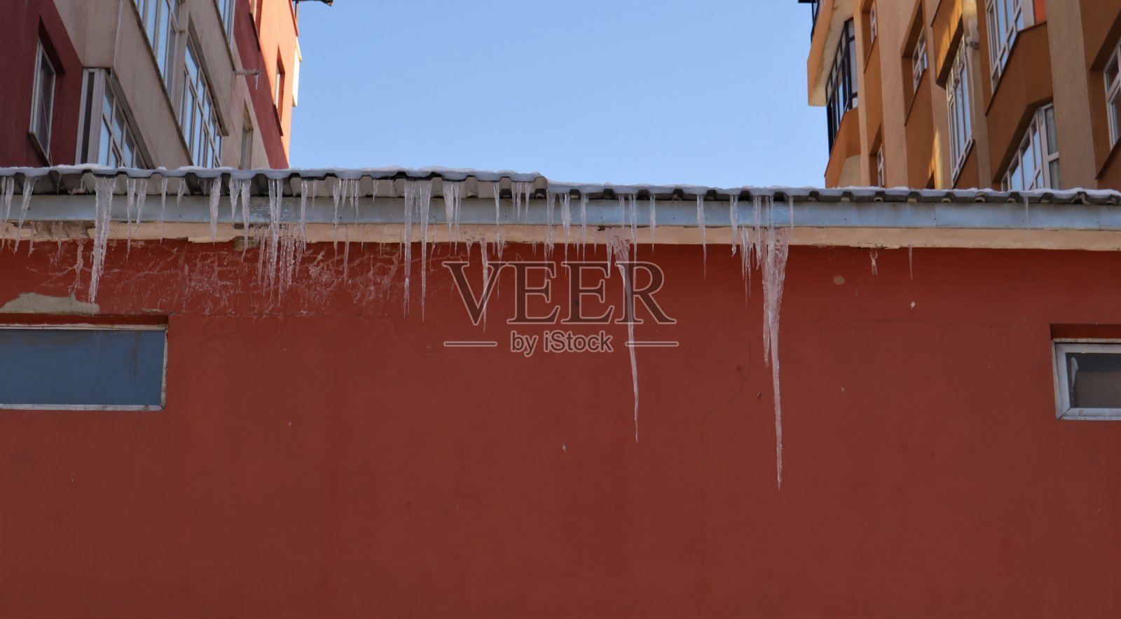 冬季屋顶冰坝景象，土耳其埃尔祖鲁姆的寒冷天气（零下50摄氏度），积雪、结冰、冰冻照片摄影图片