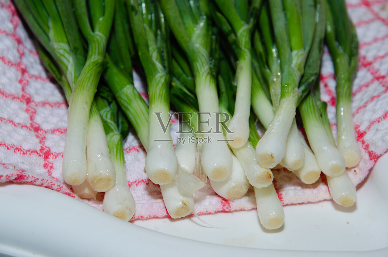 用茶巾把切好的葱放在木板上照片摄影图片