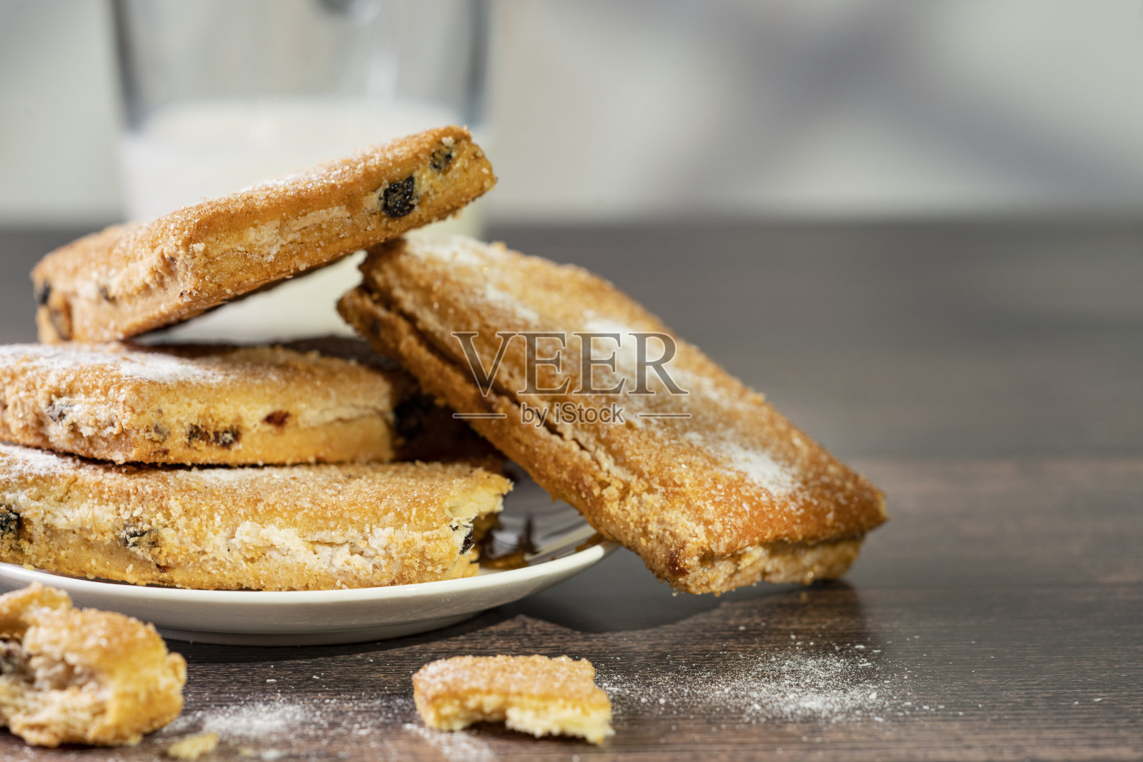 在木制背景上自制巧克力、坚果和葡萄干饼干。早餐。照片摄影图片