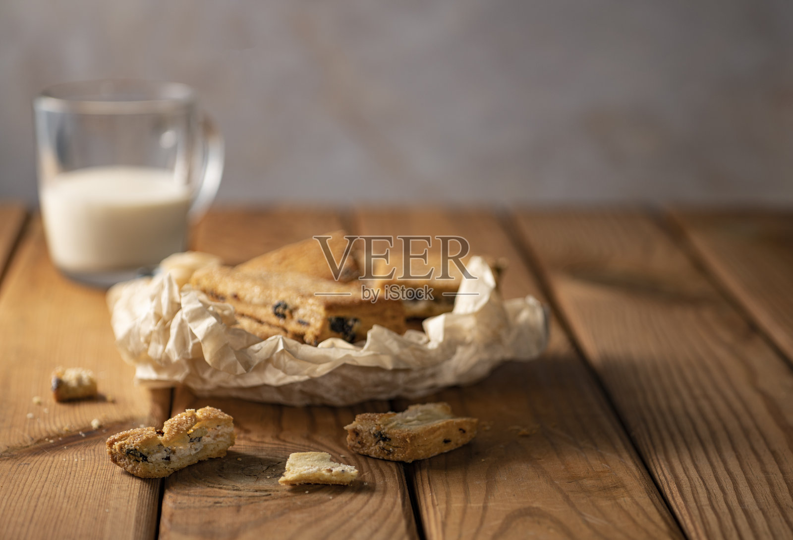 在木制背景上自制巧克力、坚果和葡萄干饼干。早餐。照片摄影图片