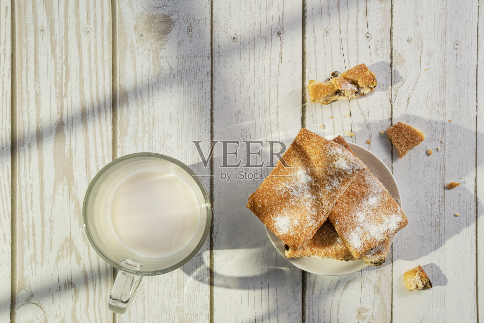 在木制背景上自制巧克力、坚果和葡萄干饼干。早餐。照片摄影图片