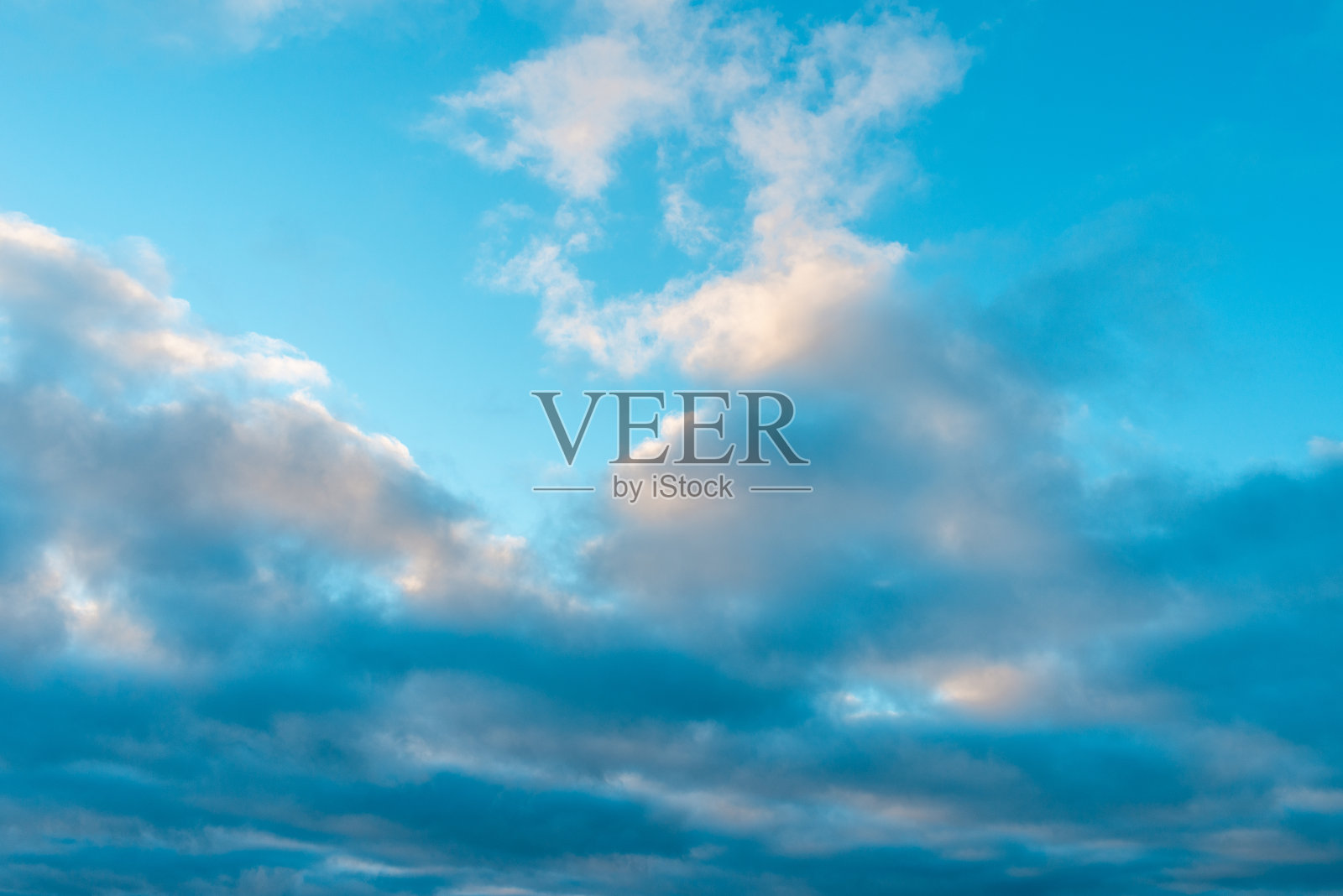 美丽的太阳留下明亮的金色阴影，冬季傍晚天空中的云彩照片摄影图片