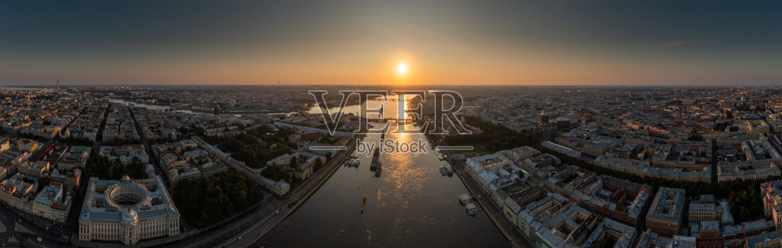 航拍全景的涅瓦河上的战舰在俄罗斯海军的假期前，海权，最新的巡洋舰在景象中，以撒大教堂的背景照片摄影图片