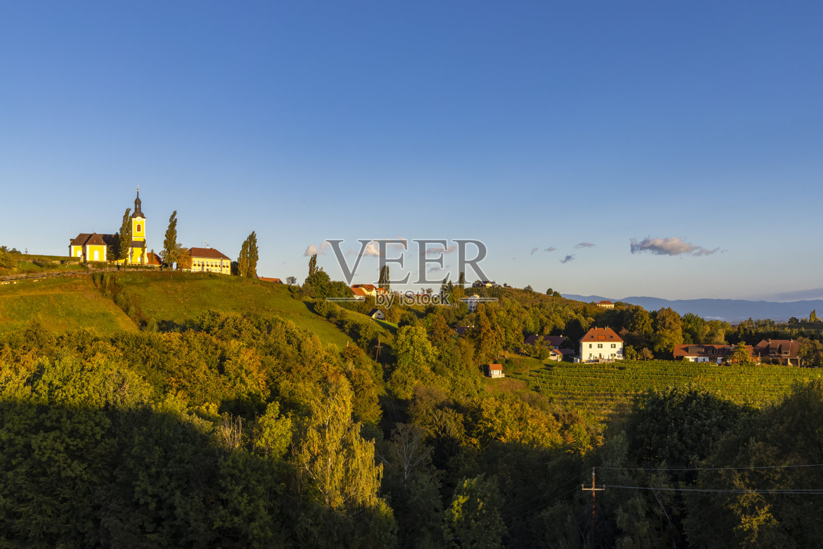 奥地利施提里亚萨萨的基泽克教堂照片摄影图片