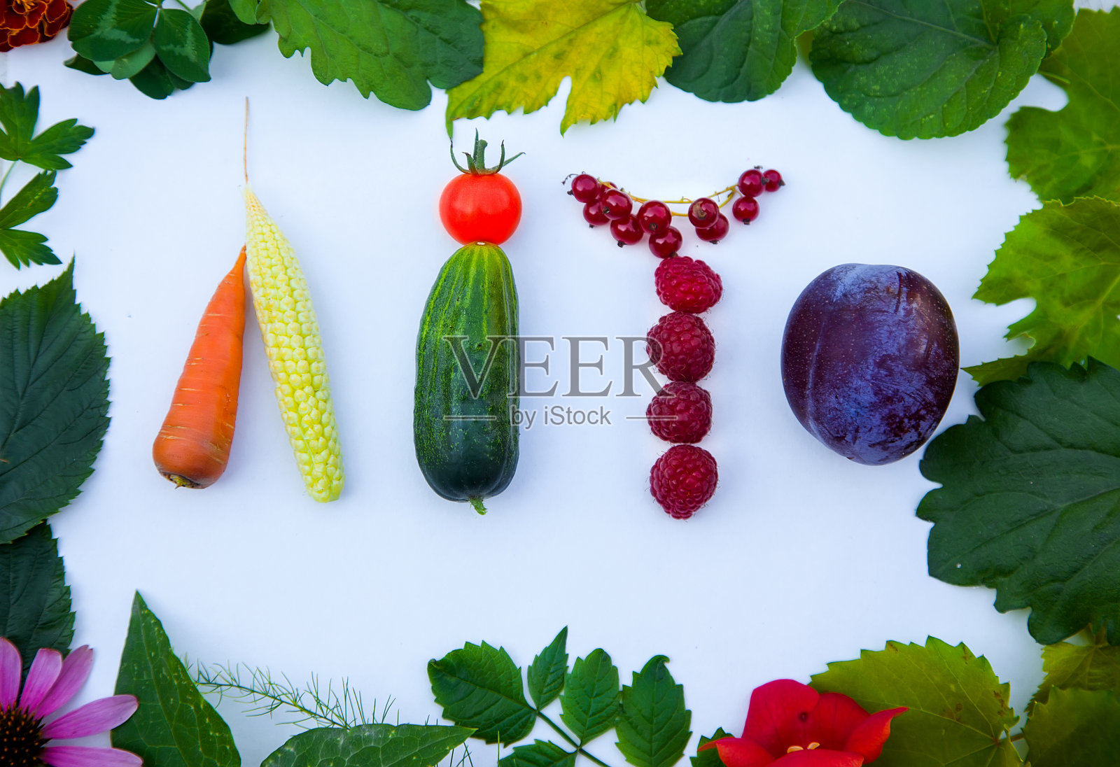 乌克兰夏天的题词是用蔬菜、水果和浆果做成的，用叶子和花朵做成框架。你好,夏天的概念。收获，素食，纯素食，非转基因照片摄影图片