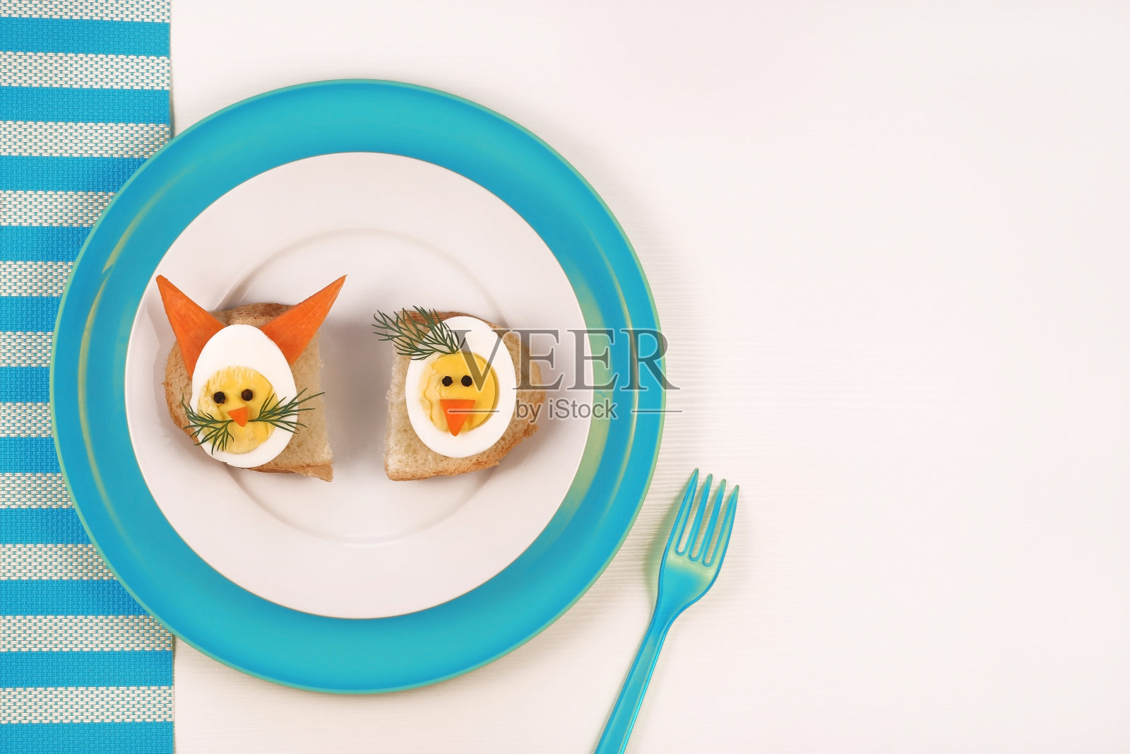 孩子们的有趣食物。给孩子们的搞笑鸡蛋三明治。兔子兔和小鸡形状的三明治。儿童的健康饮食。有创意的孩子早餐，复印空间照片摄影图片