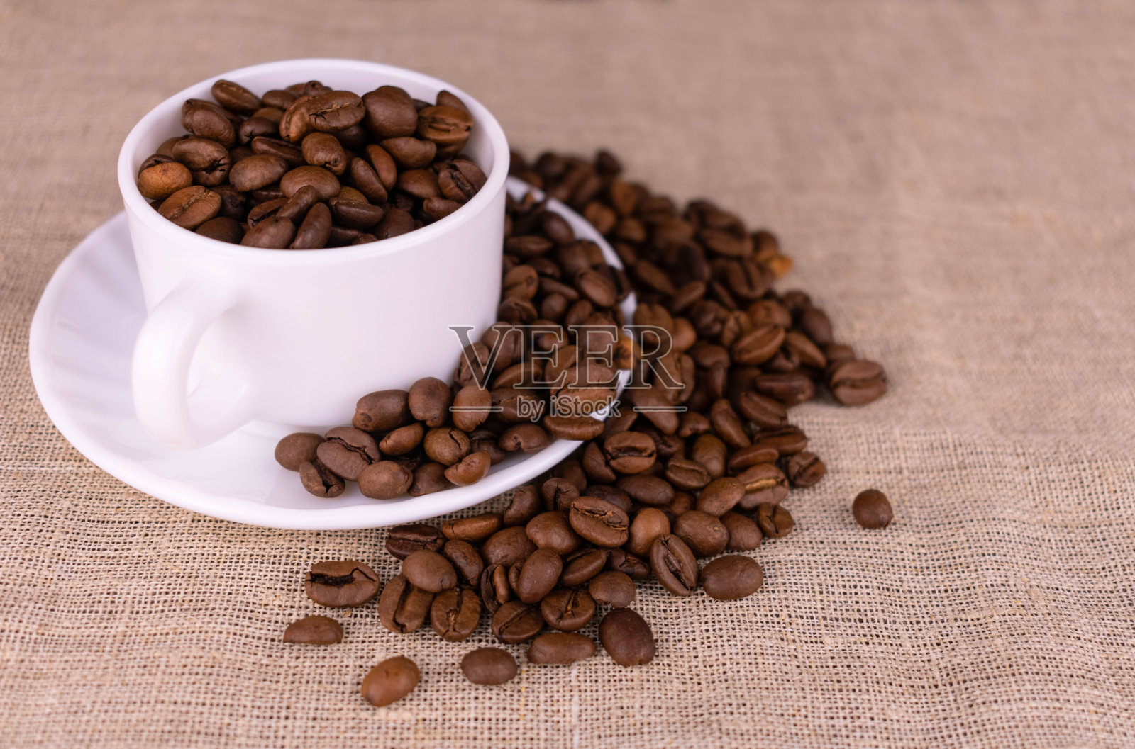 在杯子里放很多咖啡豆。副本的空间。照片摄影图片