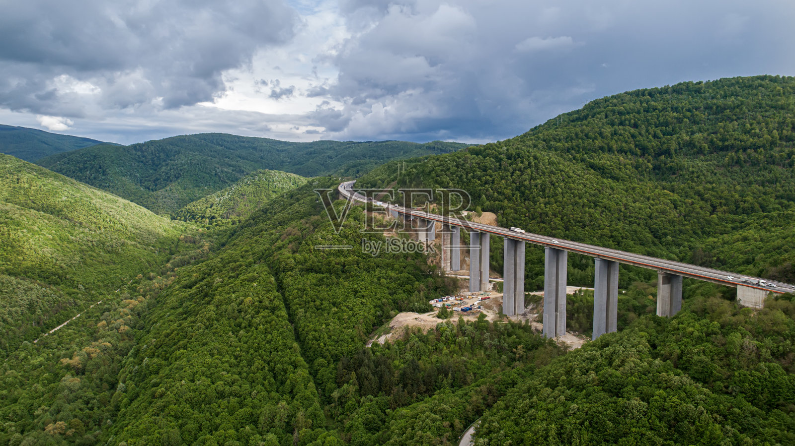高速公路鸟瞰图，自然景观优美。山大桥。照片摄影图片