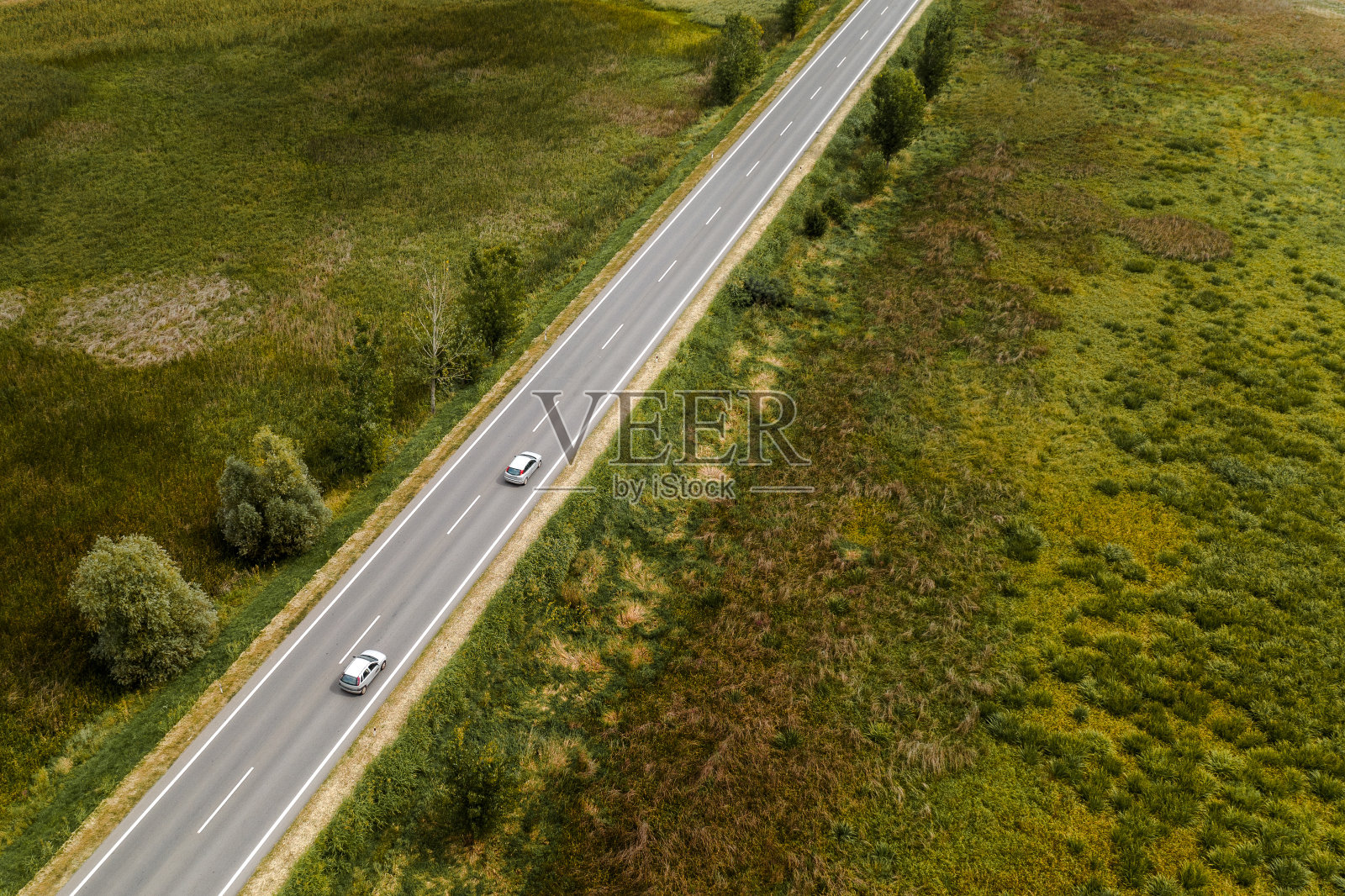 两辆车开在路上，角度高照片摄影图片