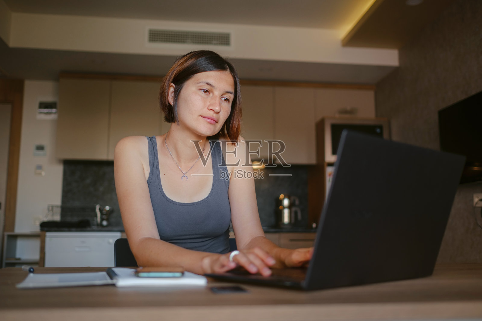 年轻亚裔女性在家，远程工作照片摄影图片