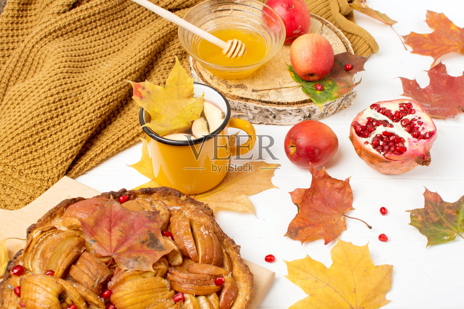 苹果派和秋叶，石榴照片摄影图片