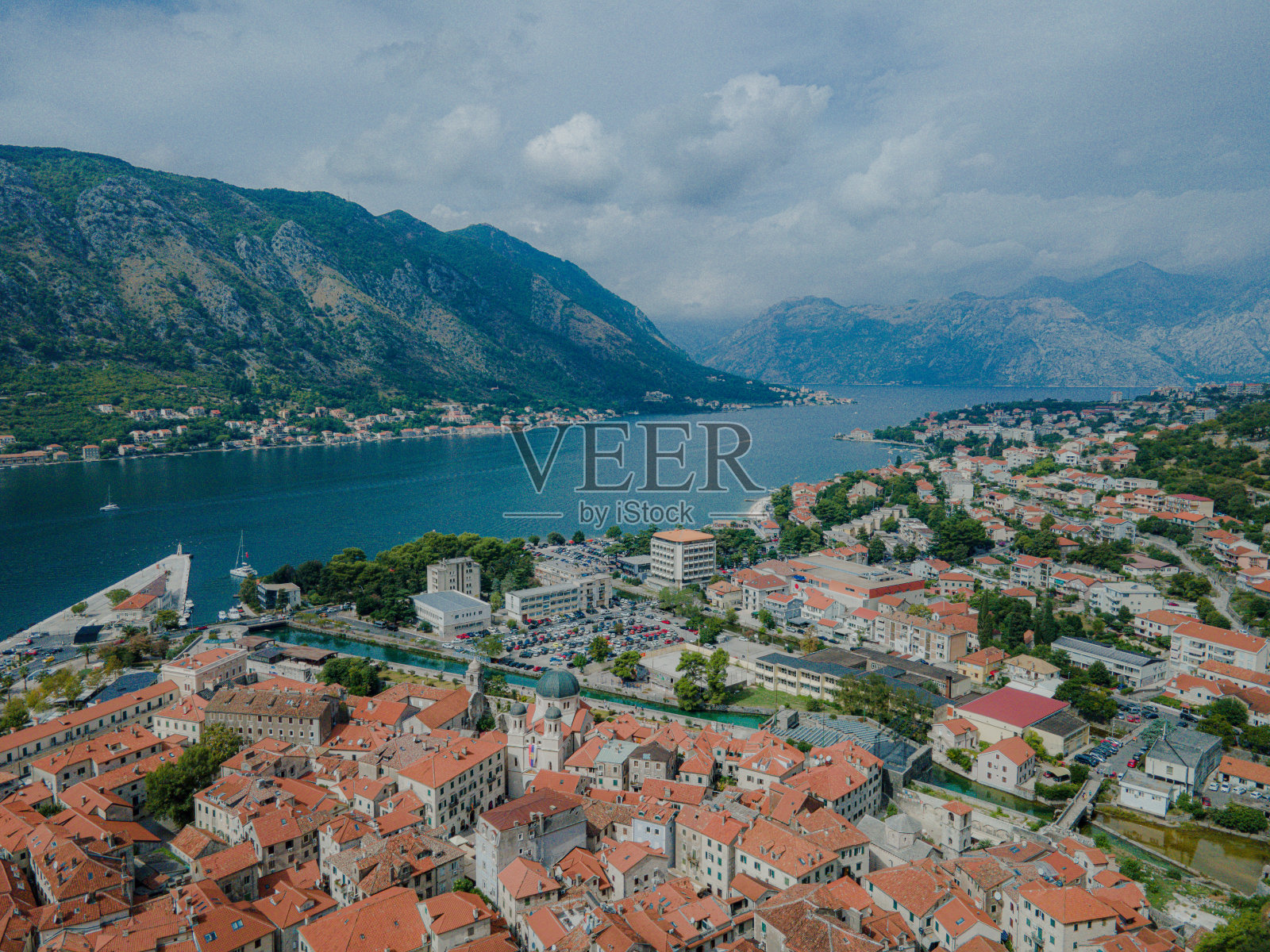 旅行。科托尔古城。黑山。鸟瞰图。照片摄影图片