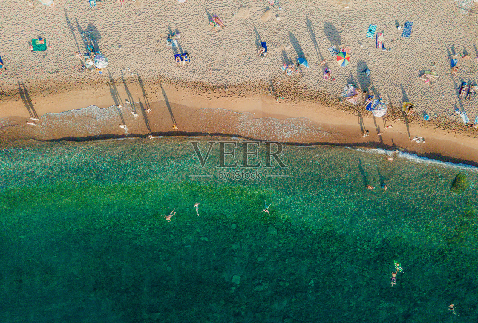 海滩。游客们在海滩上晒日光浴。鸟瞰图。照片摄影图片