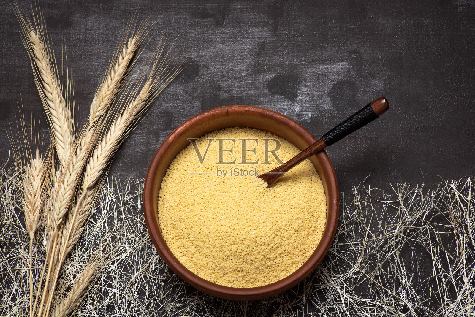 古董碗里的蒸粗麦粉照片摄影图片