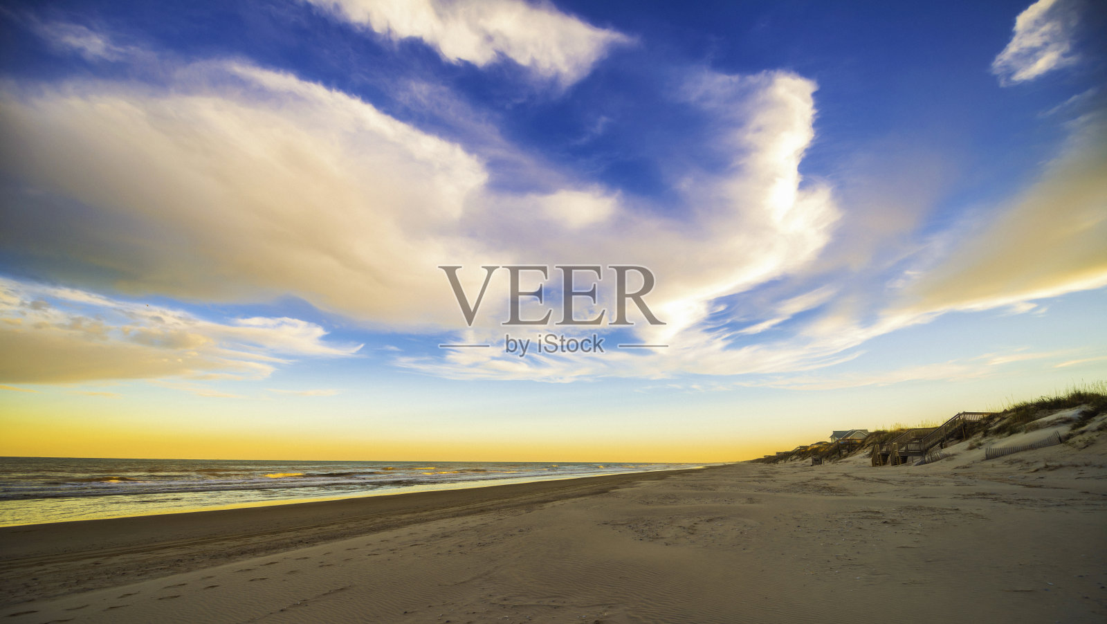 在北卡罗莱纳的沙滩和海洋上有广阔的天空。日出时的外滩群岛照片摄影图片