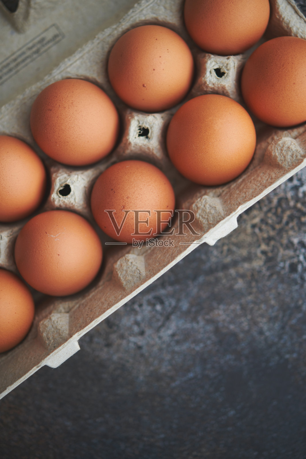 新鲜的有机棕色鸡蛋在一个硬纸板鸡蛋盒与文本空间照片摄影图片