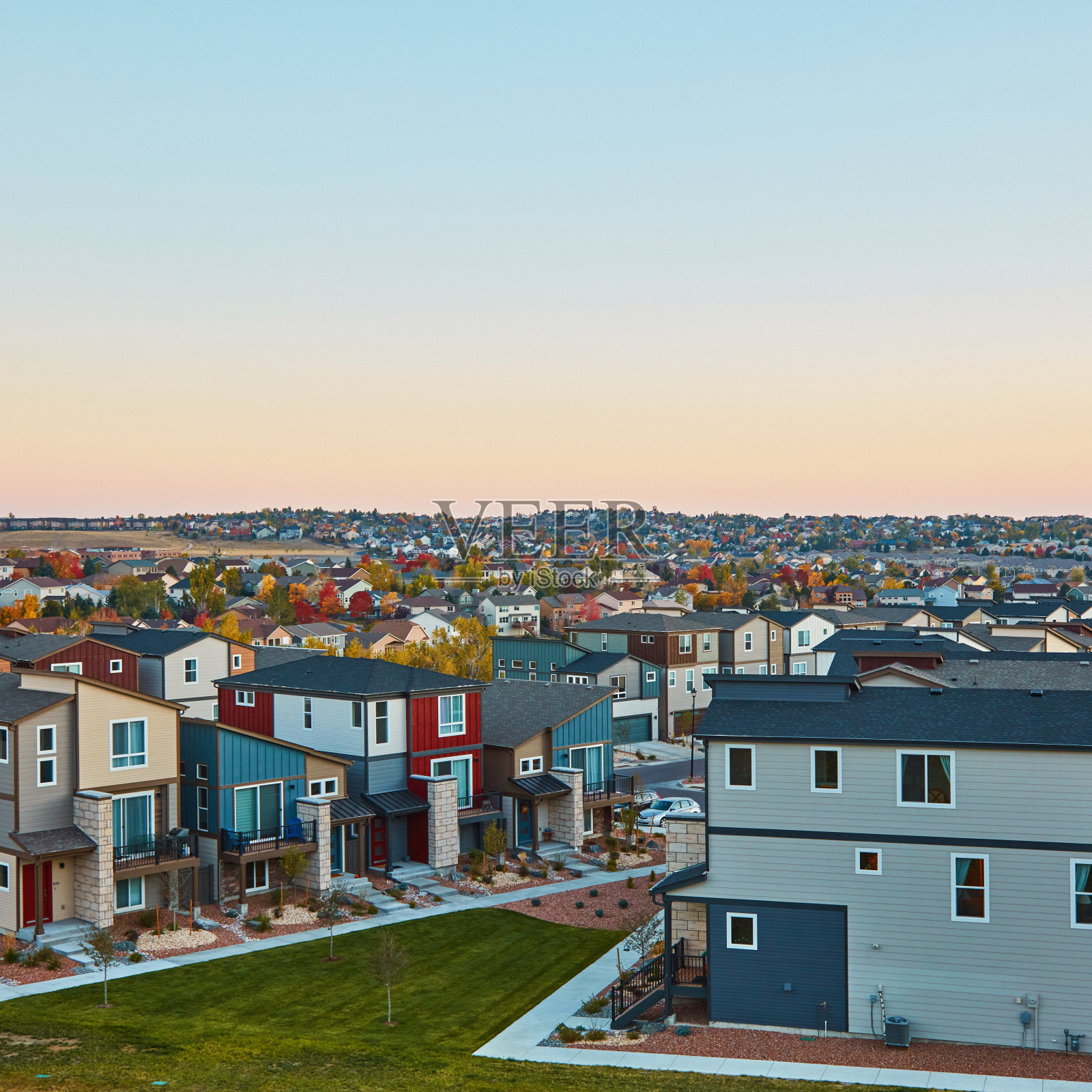 日出时分，美国科罗拉多州多户住宅小区照片摄影图片