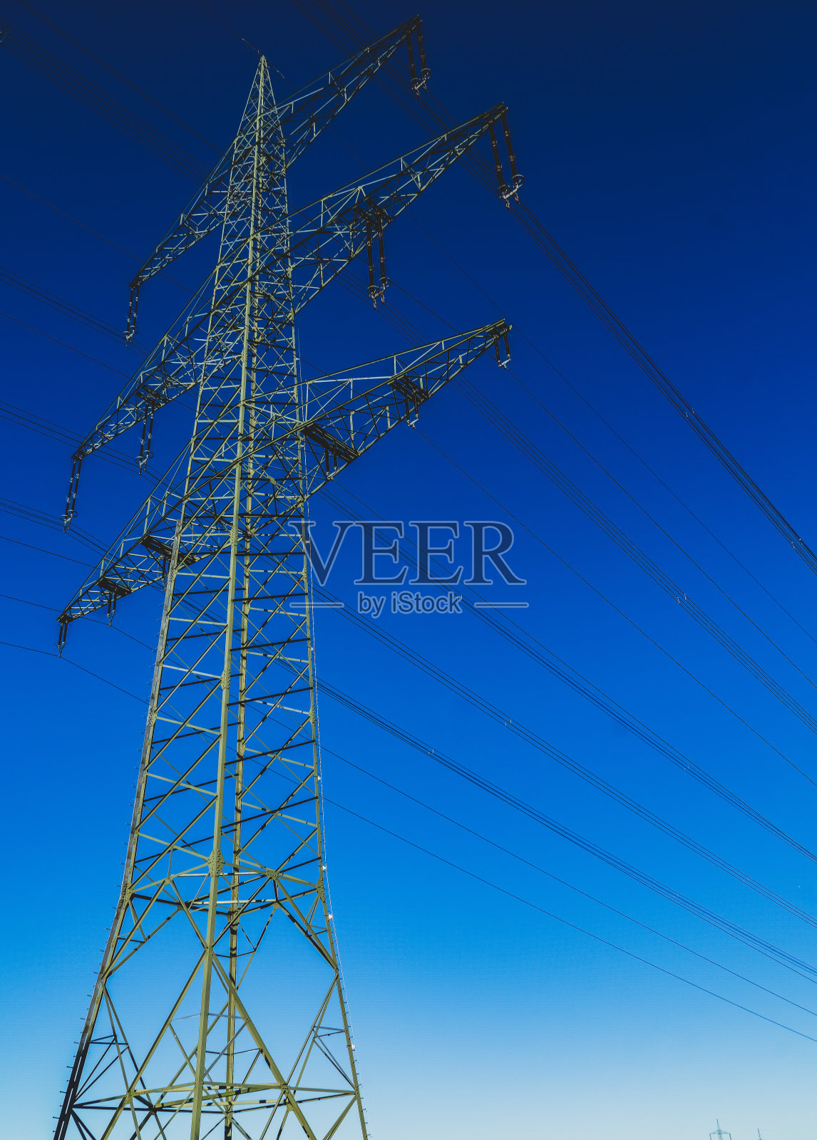 一根带着美丽蓝天的电线杆。照片摄影图片