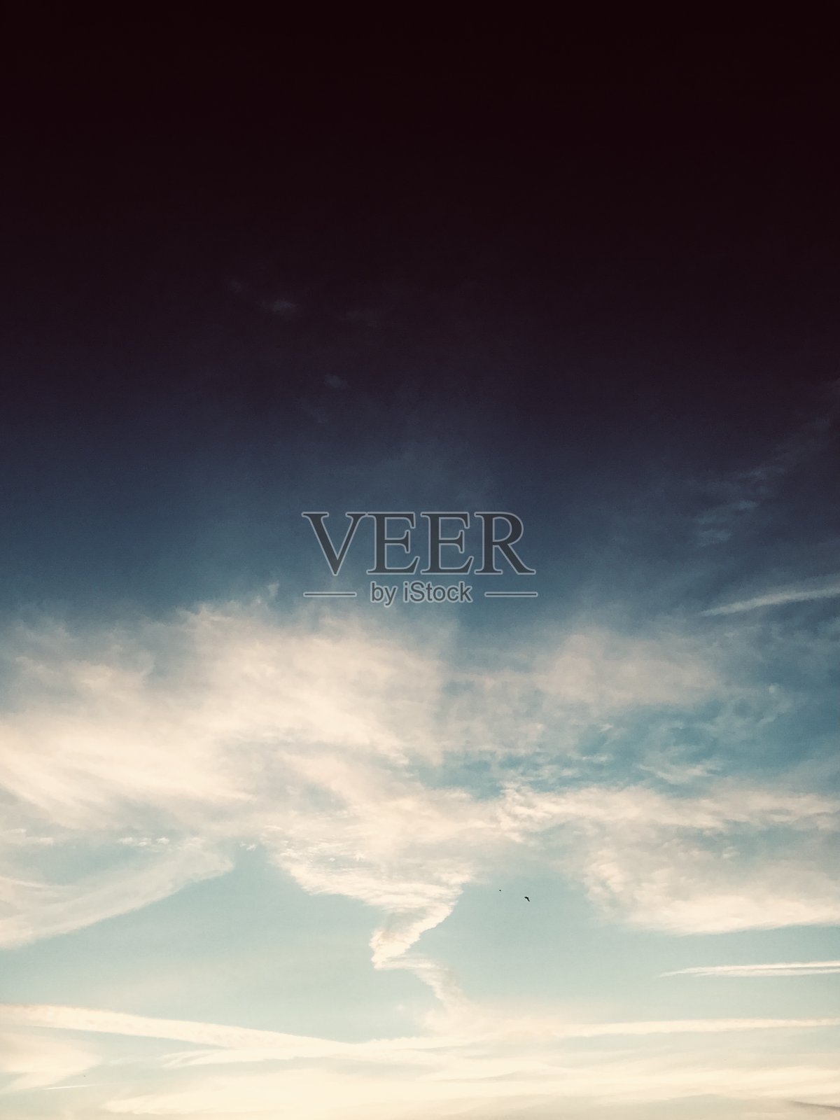 云黑斯廷斯。照片摄影图片